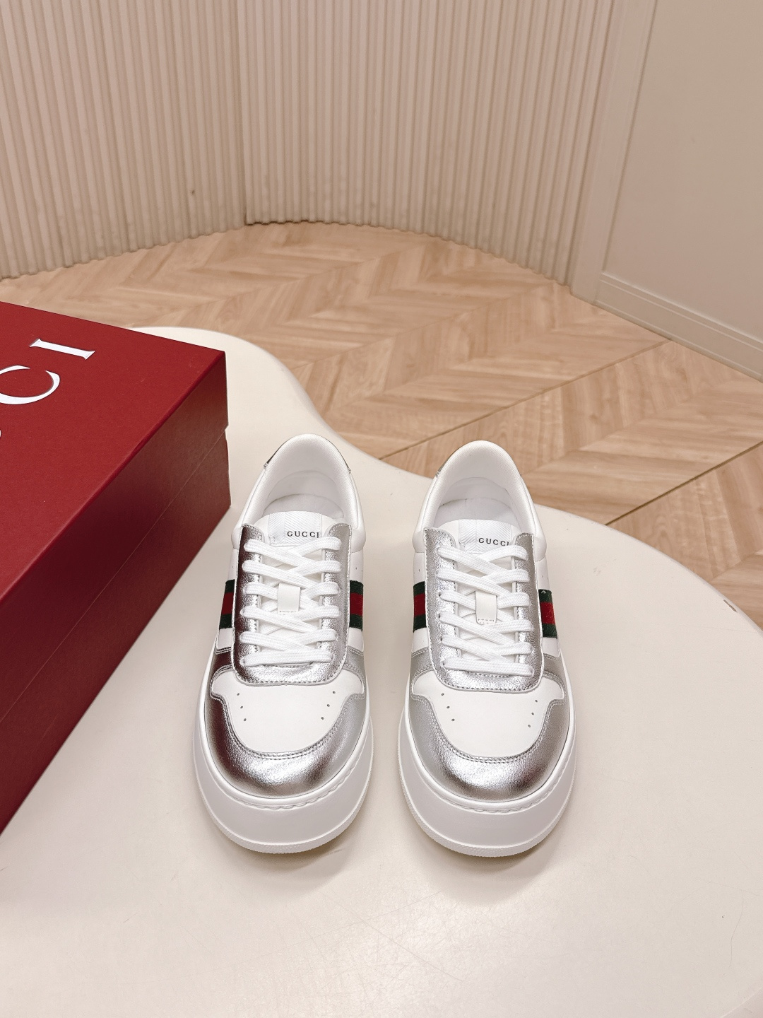 NO:558694,New bottoms and new colors!  Out of the top version of Gucci Gucci's latest hot style couple's casual sports shoes biscuit shoes white shoes classic upgraded fashion artifact perfectly integrated into life, comfortable on the feet, light and increased, full leather shoe body with green and red stripes, sports fabric lining is lighter and breathable, creating a sports style couple outfit!  Original fabric, custom-made imported first-layer cowhide, imported soft cowhide lining, TPU outsole Size: women's 35-40 / men's 39-44.45, casual shoes/sports shoes, gucci, gucci, sneakers, cowhide19860909新底新色系！出 顶级版本 Gucci古驰 最新爆款 情侣款 休闲 运动鞋 饼干鞋小白鞋 经典升级时尚神器 完美融入生活,脚感舒适 轻盈增高, 全皮鞋身搭配绿红绿条纹,运动织物内衬更轻盈透气,打造运动风情侣穿搭！面料原版定制进口头层牛皮 内里进口柔软牛皮里 TPU大底 Size: 女款35-40 / 男款39-44.45订,休闲鞋/运动鞋,gucci,gucci,sneakers,cowhide,Women's Shoes