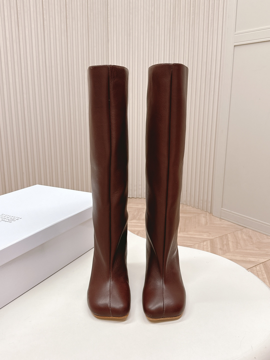 NO:559523,The latest MM6 25 winter high-heeled boots are super good-looking. The overall design and workmanship materials not only make it have a super texture, but also have first-class wearing comfort. The classic square toe is paired with a stiletto heel. It has a sexy temperament and the upper part of the foot is very flattering to the leg shape!  Imported cowhide for the upper, cowhide for the lining/foot pads, original genuine leather outsole, size 35~39 (40.41 custom-made, boots, masion margiela, boots, cowhide, Leather soles19860909出 MM6 25冬最新款高跟高筒靴 超好看,整体设计和做工用料,不仅让它的质感超级棒,而且穿着舒适度也是一流的,经典斜方头搭配细高跟,气质性感 上脚非常修饰腿型！ 鞋面进口牛皮 内里/垫脚牛皮 大底原版真皮大底 码数35～39（40.41订做,靴子,masion margiela,boots,cowhide,Leather soles,Women's Shoes
