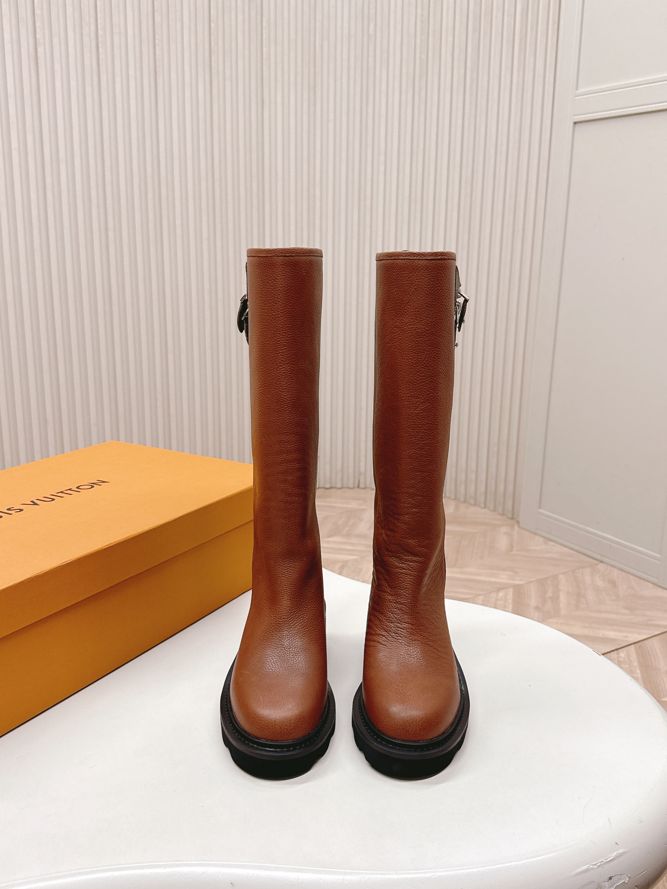 NO:562840,Out Size: 35-39 (40) LV donkey brand 25ss new autumn and winter high boots knight boots last type versatile slim foot yyds. The shape is three-dimensional and plump, handsome and comfortable on the feet. Very retro style, full of aura, the original presbyopia and elastic design style is very classic, the details are perfect, cool and trendy... The upper is calfskin, the lining and the feet!  ,boots,louis vuitton,louis vuitton,boots,cowhide19860909出 Size: 35-39（40) LV驴牌 25ss 新款秋冬高筒靴骑士靴 楦型百搭瘦脚yyds.造型立体饱满,帅气十足 上脚舒适 非常复古风、气场十足,原版老花加橡筋设计风格非常经典 细节完美 酷炫 潮派... 鞋面小牛皮 牛里、垫脚！,靴子,louis vuitton,louis vuitton,boots,cowhide,Women's Shoes