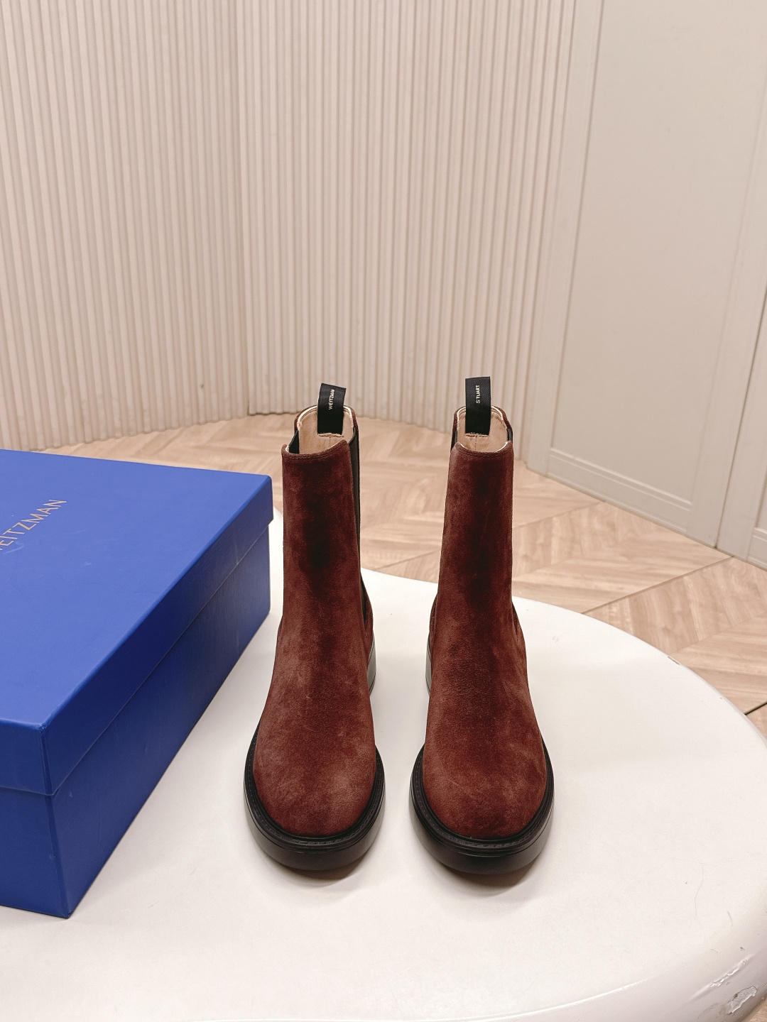 NO:560396,Out of the cow suede calf leather elastic style SW autumn and winter boots series!  SW's new Martin boots/riding boots are classic, simple, handsome and versatile ~ the shape of the shoes is super good, so easy to wear!  Light and not bulky!  Increase height and have long legs easily!  The perfect way to make your legs look slimmer ~ great fragrance ~ elastic elastic design, easy to put on and take off, a style that can be worn in all seasons!  Fabric calfskin/cow suede, lining mixed sheepskin, foot pads mixed sheepskin, latex pad attached to the heel stress point to improve overall comfort, midsole imported from Italy, outsole mold outsole, size 35-40 (40 customized), boots, stuart weitzman, boots, cowhide, sheepskin19860909出牛反绒面 小牛皮皮 橡筋款 SW秋冬靴系列！SW新款马丁靴/骑土靴 经典简约帅气百搭～鞋形超好,好穿到飞起！轻盈不笨重！增高 轻松拥有大长腿！显腿瘦绝绝子~大香了～弹力橡筋设计 方便穿脱 四季可穿的款式！ 面料小牛皮 /牛反绒 内里里色混种羊皮 垫脚混种羊皮,后跟受力点附了乳胶垫提升整体舒适度 中底意大利进口中底 大底模具大底 码数35-40（40订做）,靴子,stuart weitzman,boots,cowhide,sheepskin,Women's Shoes