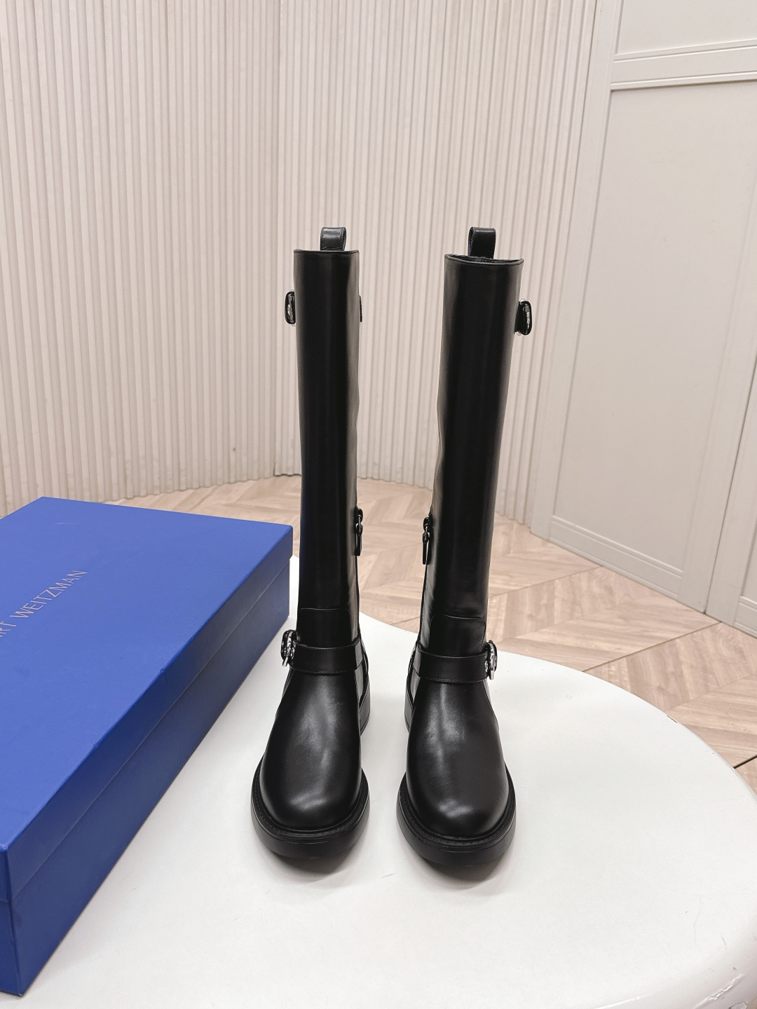 NO:560403,Out of stock SW2025 autumn and winter boots series!  SW's new high boots, riding boots, are classic, simple, handsome and versatile ~ the shape of the shoes is super good, so easy to wear!  Light and not bulky!  Increase height and have long legs easily!  The perfect way to make your legs look slimmer ~ great fragrance ~ side zipper design, easy to put on and take off, a style that can be worn in all seasons!  Fabric calfskin, lining mixed sheepskin, foot pads mixed sheepskin, latex pad attached to the heel stress point to improve overall comfort, midsole imported from Italy, outsole mold outsole, size 35-40 (40 customized), boots, stuart weitzman, boots, cowhide, sheepskin19860909出牛 SW2025秋冬靴系列！SW新款高筒靴 骑土靴 经典简约帅气百搭～鞋形超好,好穿到飞起！轻盈不笨重！增高 轻松拥有大长腿！显腿瘦绝绝子~大香了～侧拉链设计 方便穿脱 四季可穿的款式！ 面料小牛皮 内里里色混种羊皮 垫脚混种羊皮,后跟受力点附了乳胶垫提升整体舒适度 中底意大利进口中底 大底模具大底 码数35-40（40订做）,靴子,stuart weitzman,boots,cowhide,sheepskin,Women's Shoes
