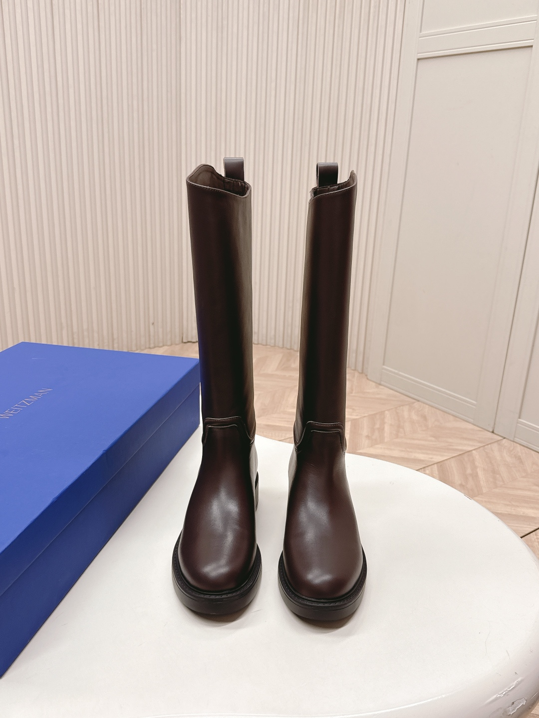 NO:560386,Come out with SW autumn and winter boots series!  SW's new high boots, riding boots, are classic, simple, handsome and versatile ~ the shape of the shoes is super good, so easy to wear!  Light and not bulky!  Increase height and have long legs easily!  The perfect way to make your legs look slimmer ~ great fragrance ~ side zipper design, easy to put on and take off, a style that can be worn in all seasons!  Fabric calfskin, lining mixed sheepskin, foot pads mixed sheepskin, latex pad attached to the heel stress point to improve overall comfort, midsole imported from Italy, outsole mold outsole, size 35-40 (40 customized), boots, stuart weitzman, boots, cowhide, sheepskin19860909出牛 SW秋冬靴系列！SW新款高筒靴 骑土靴 经典简约帅气百搭～鞋形超好,好穿到飞起！轻盈不笨重！增高 轻松拥有大长腿！显腿瘦绝绝子~大香了～侧拉链设计 方便穿脱 四季可穿的款式！ 面料小牛皮 内里里色混种羊皮 垫脚混种羊皮,后跟受力点附了乳胶垫提升整体舒适度 中底意大利进口中底 大底模具大底 码数35-40（40订做）,靴子,stuart weitzman,boots,cowhide,sheepskin,Women's Shoes