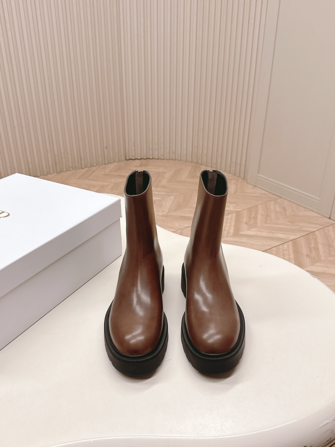 NO:560391,The row's new autumn and winter boots, Martin boots, short boots, classic, simple, handsome and versatile ~ the shape of the shoes is super good, so easy to wear!  Light and not bulky!  Increase height and have long legs easily!  The perfect way to make your legs look slimmer~ It’s so fragrant~ The zipper design makes it easy to put on and take off, and it’s a style that can be worn in all seasons!  Fabric calfskin, lining mixed sheepskin, foot pads mixed sheepskin, latex pad attached to the heel stress point to improve overall comfort, midsole imported from Italy, outsole mold outsole, size 35-40 (40 customized), boots, boots, cowhide, sheepskin19860909出 The row 秋冬靴新款马丁靴短靴 经典简约帅气百搭～鞋形超好,好穿到飞起！轻盈不笨重！增高 轻松拥有大长腿！显腿瘦绝绝子~大香了～拉链设计 方便穿脱 四季可穿的款式！ 面料小牛皮 内里里色混种羊皮 垫脚混种羊皮,后跟受力点附了乳胶垫提升整体舒适度 中底意大利进口中底 大底模具大底 码数35-40（40订做）,靴子,boots,cowhide,sheepskin,Women's Shoes