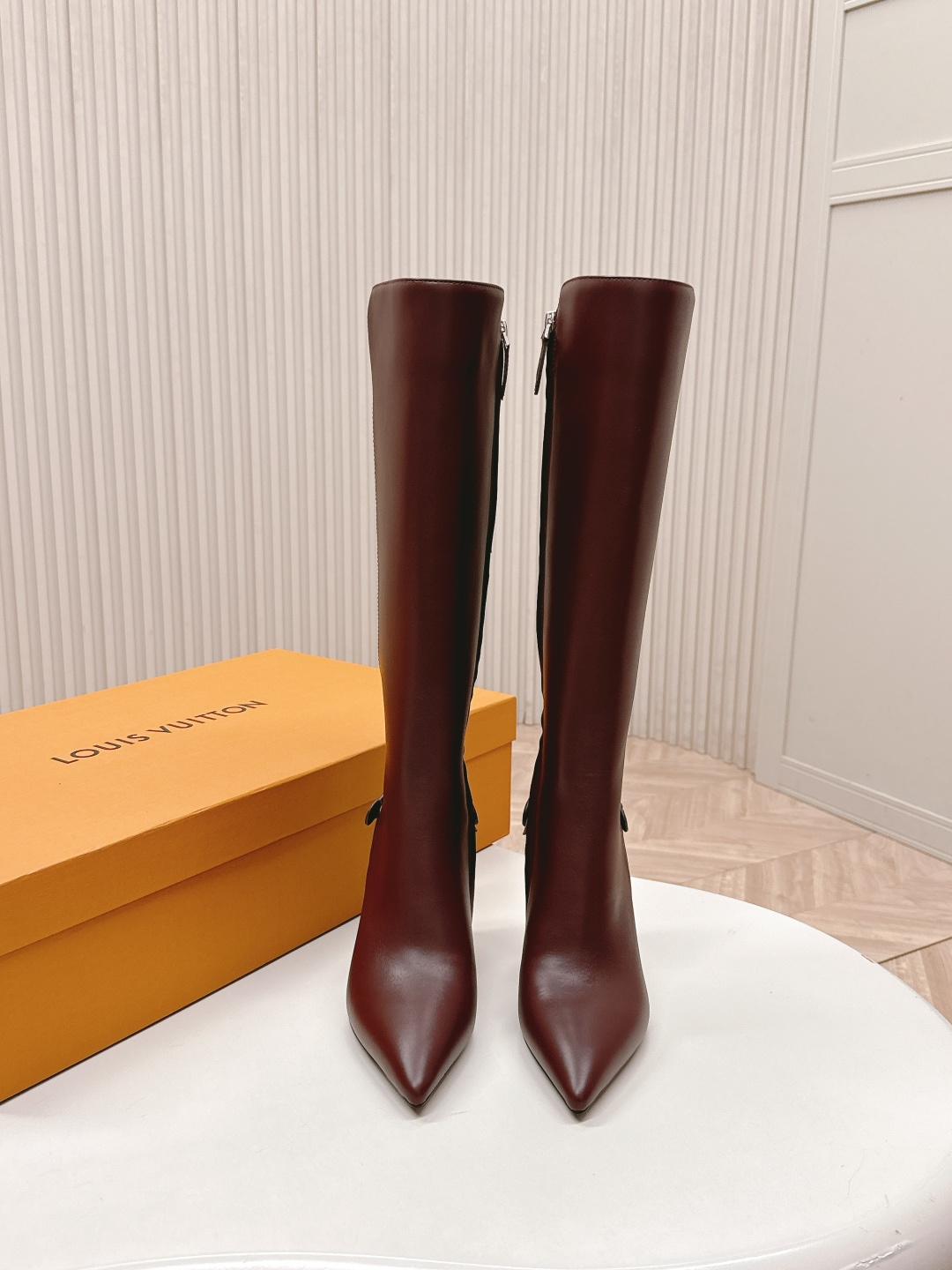 NO:562825,Out Size: 35-39 (40) LV donkey brand 25ss new autumn and winter high boots knight boots last type versatile slim foot yyds. The shape is three-dimensional and full, handsome and comfortable on the feet. Very retro style, full of aura, the original presbyopia and elastic design style is very classic, the details are perfect, cool and trendy... The upper is calfskin, the lining and the feet!  ,boots,louis vuitton,louis vuitton,boots,cowhide19860909出Size: 35-39（40) LV驴牌 25ss 新款秋冬高筒靴骑士靴 楦型百搭瘦脚yyds.造型立体饱满,帅气十足 上脚舒适 非常复古风、气场十足,原版老花加橡筋设计风格非常经典 细节完美 酷炫 潮派... 鞋面小牛皮 牛里、垫脚！,靴子,louis vuitton,louis vuitton,boots,cowhide,Women's Shoes