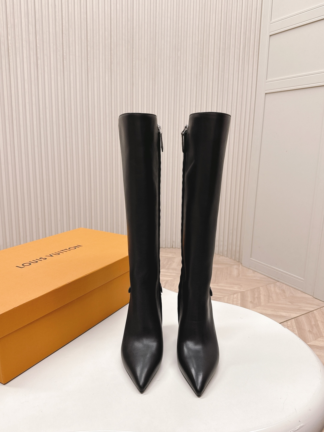 NO:562819,Out Size: 35-39 (40) LV donkey brand 25ss new autumn and winter high boots knight boots last type versatile slim foot yyds. The shape is three-dimensional and plump, handsome and comfortable on the feet. Very retro style, full of aura, the original presbyopia and elastic design style is very classic, the details are perfect, cool and trendy... The upper is calfskin, the lining and the feet!  ,boots,louis vuitton,louis vuitton,boots,cowhide19860909出 Size: 35-39（40) LV驴牌 25ss 新款秋冬高筒靴骑士靴 楦型百搭瘦脚yyds.造型立体饱满,帅气十足 上脚舒适 非常复古风、气场十足,原版老花加橡筋设计风格非常经典 细节完美 酷炫 潮派... 鞋面小牛皮 牛里、垫脚！,靴子,louis vuitton,louis vuitton,boots,cowhide,Women's Shoes