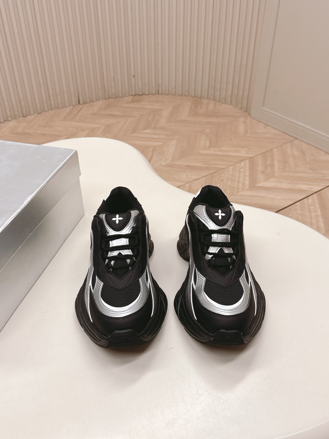 NO:560376,Out of smfk ss2025 new arrival ~ New hot and unique style retro casual sports shoes dad shoes. This professional jogging shoe, the shoe body is made of a variety of light and soft materials, the mesh fabric design is lighter and breathable. It is lighter than other thick-soled sports shoes, making the wearer save more effort when exercising. This issue of smfk must-have single sports shoes / good-looking on the feet, increased height and comfortable. Materials and craftsmanship original mesh fabric with leather / breathable mesh lining  Rubber foam Tpu combination sole Size women 35-40, dad shoes, sneakers19860909出 smfk ss2025 new arrival～新款火爆孤款 复古休闲运动鞋老爹鞋 这款专业慢跑鞋,鞋身以多种轻便柔软, 材料拼接制作,网眼面料设计更加轻盈透气 比其他厚底运动鞋更轻,使穿着者运动时更省力 这期smfk必入单品运动鞋/上脚好看增高又舒适 材质与工艺 原版网眼面料配皮/透气网里 橡胶发泡Tpu组合鞋底 Size女35-40,老爹鞋,sneakers,Women's Shoes