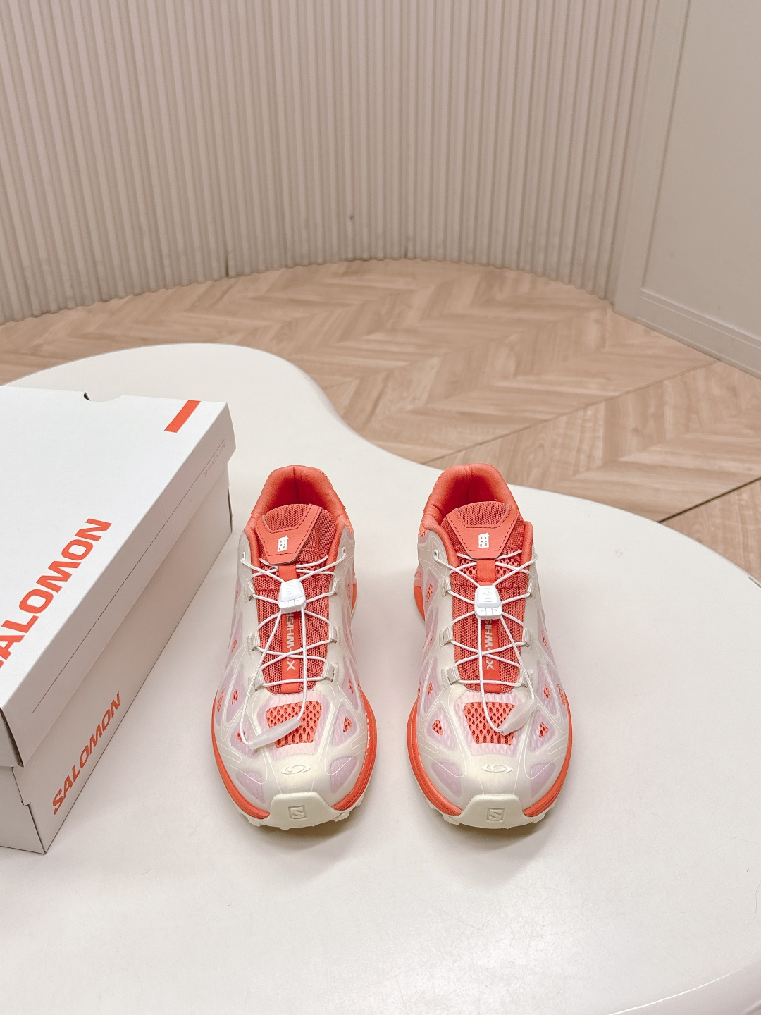 NO:560361,Out SALOMON x AMA LOU 25ss new cross-country running shoes, sports shoes and tennis shoes, specially designed for long-distance cross-country runners who pursue excellent comfort. The upper has a very thick white rubber on the toe. The upper is mainly knitted, and a layer of creel upper is added on the side. It does not affect the breathability while enhancing the overall strength of the upper. The half-sock-style tongue is filled with fabric for comfort and does not tighten the feet. The comfort is full.  And there is an upturned design on the inside of the arch and around the heel, which fits the foot better. The fabric is fly-knitted and has a super velvet foam outsole. The size is 35-40, dad shoes, sneakers.19860909出 萨洛蒙 SALOMON x AMA LOU 25ss新款越野跑鞋运动鞋 网球鞋 专为追求卓越舒适性的长距离越野跑者设计 鞋面 鞋头有非常厚实的白色压胶 鞋面主要为针织工艺 并在侧身再加了一层纱架鞋面 在不影响透气性的同时增强了鞋面的整体强度 半袜套式鞋舌内有织物填充包裹舒适不勒脚 舒适度拉满 且足弓内侧与后跟周围都有上翻设计 更加贴合足部 面料飞织内里超迁绒发泡大底码数35-40,老爹鞋,sneakers,Women's Shoes