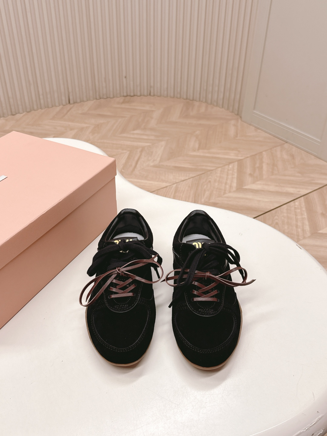 NO:560401,Out of the skin, in the wool, miumiu's latest American retro-style old casual moral training shoes ~ a popular sports shoe with good looks. A must-have ~ old-fashioned fashion, simple and high-end. It is very comfortable to match with the feet. It is a must-have for the year.  The latest catwalk style sports dad shoes that are popular among domestic and foreign bloggers, Xiaohongshu Zhongcao series, are retro and fashionable. The simple sports sneaker design and highly recognizable tongue create a sweet and casual Buddhist style~~ The footwear is full of aura and casual matching. Mainstream double shoelace design is a fashionable choice. Imported cowhide nubuck leather mesh material, mixed sheepskin lining on the inside, original private model outsole  Size.35-40,casual shoes/sports shoes,miumiu,sneakers,cowhide,sheepskin19860909出皮里 羊毛里 miumiu缪缪最新款美式复古风老休闲德训鞋 ~ 颜值担当火爆款运动鞋 不得不入的一款～做旧时尚,简约高级 随意搭配上脚非常舒适,年度必入款 最新走秀款运动老爹鞋国内外博主刷爆的一款,小红书种草系列,复古又时髦上脚美炸了简约的运动板鞋设计,极具辨识度的鞋舌,打造佛系甜美的休闲风~~上脚气场十足随意搭配 主流双鞋带设计 主打一个时尚选用进口牛皮磨砂皮网纱材质,内里混种羊皮里,原版私模大底 Size.35-40,休闲鞋/运动鞋,miumiu,sneakers,cowhide,sheepskin,Women's Shoes