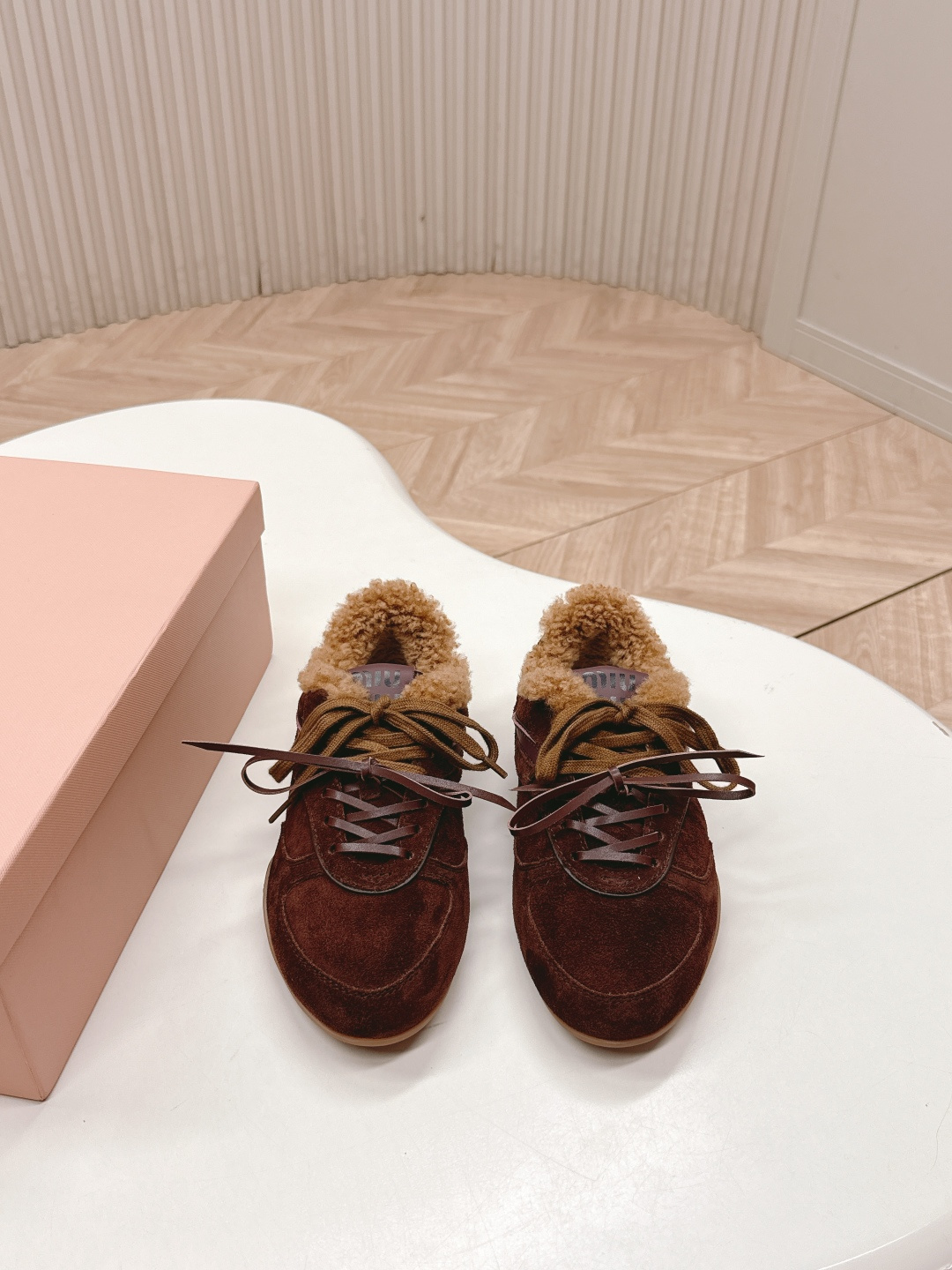 NO:627260,Leather lining and wool lining miumiu's latest American retro-style old casual moral training shoes ~ a popular sports shoe with good looks. A must-have ~ old-fashioned fashion, simple and high-end. It is very comfortable to match with your feet. It is a must-buy for the year  The latest catwalk style sports dad shoes that are popular among domestic and foreign bloggers, Xiaohongshu Zhongcao series, retro and fashionable, beautiful on the feet, simple sports shoes design, highly recognizable tongue, creating a sweet casual style of Buddhist style~~ full of aura on the feet, casual matching, mainstream double shoelace design, focusing on a fashion, imported cowhide nubuck leather mesh lining, mixed sheepskin lining, outsole, original private model outsole  Size35-40 (40 customized, non-refundable), casual shoes/sports shoes, miumiu, sneakers, cowhide, sheepskin19860909皮里 羊毛里  miumiu缪缪最新款美式复古风老休闲德训鞋 ~ 颜值担当火爆款运动鞋 不得不入的一款～做旧时尚,简约高级 随意搭配上脚非常舒适,年度必入款 最新走秀款运动老爹鞋国内外博主刷爆的一款,小红书种草系列,复古又时髦上脚美炸了简约的运动板鞋设计,极具辨识度的鞋舌,打造佛系甜美的休闲风~~上脚气场十足随意搭配 主流双鞋带设计 主打一个时尚 内里进口牛皮磨砂皮网纱 内里内里混种羊皮里 大底原版私模大底 Size35-40（40定制不退换）,休闲鞋/运动鞋,miumiu,sneakers,cowhide,sheepskin,Women's Shoes