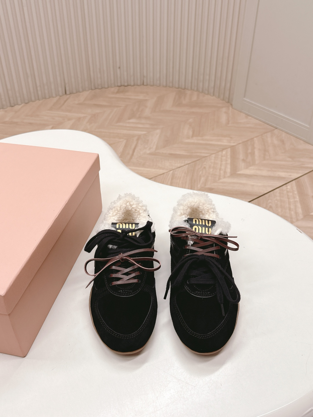 NO:560356,Out of the wool, miumiu's latest American retro-style old casual moral training shoes ~ a popular sports shoe with good looks, a must-have ~ old-fashioned fashion, simple and high-end, very comfortable to match with casually, a must-buy for the year  The latest catwalk style sports dad shoes that are popular among domestic and foreign bloggers, Xiaohongshu Zhongcao series, are retro and fashionable. The simple sports sneaker design and highly recognizable tongue create a sweet and casual Buddhist style~~ The footwear is full of aura and casual matching. Mainstream double shoelace design is a fashionable choice. Imported cowhide nubuck leather mesh material, mixed sheepskin lining on the inside, original private model outsole  Size.35-40,casual shoes/sports shoes,miumiu,sneakers,cowhide,sheepskin19860909出羊毛里 miumiu缪缪最新款美式复古风老休闲德训鞋 ~ 颜值担当火爆款运动鞋 不得不入的一款～做旧时尚,简约高级 随意搭配上脚非常舒适,年度必入款 最新走秀款运动老爹鞋国内外博主刷爆的一款,小红书种草系列,复古又时髦上脚美炸了简约的运动板鞋设计,极具辨识度的鞋舌,打造佛系甜美的休闲风~~上脚气场十足随意搭配 主流双鞋带设计 主打一个时尚选用进口牛皮磨砂皮网纱材质,内里混种羊皮里,原版私模大底 Size.35-40,休闲鞋/运动鞋,miumiu,sneakers,cowhide,sheepskin,Women's Shoes