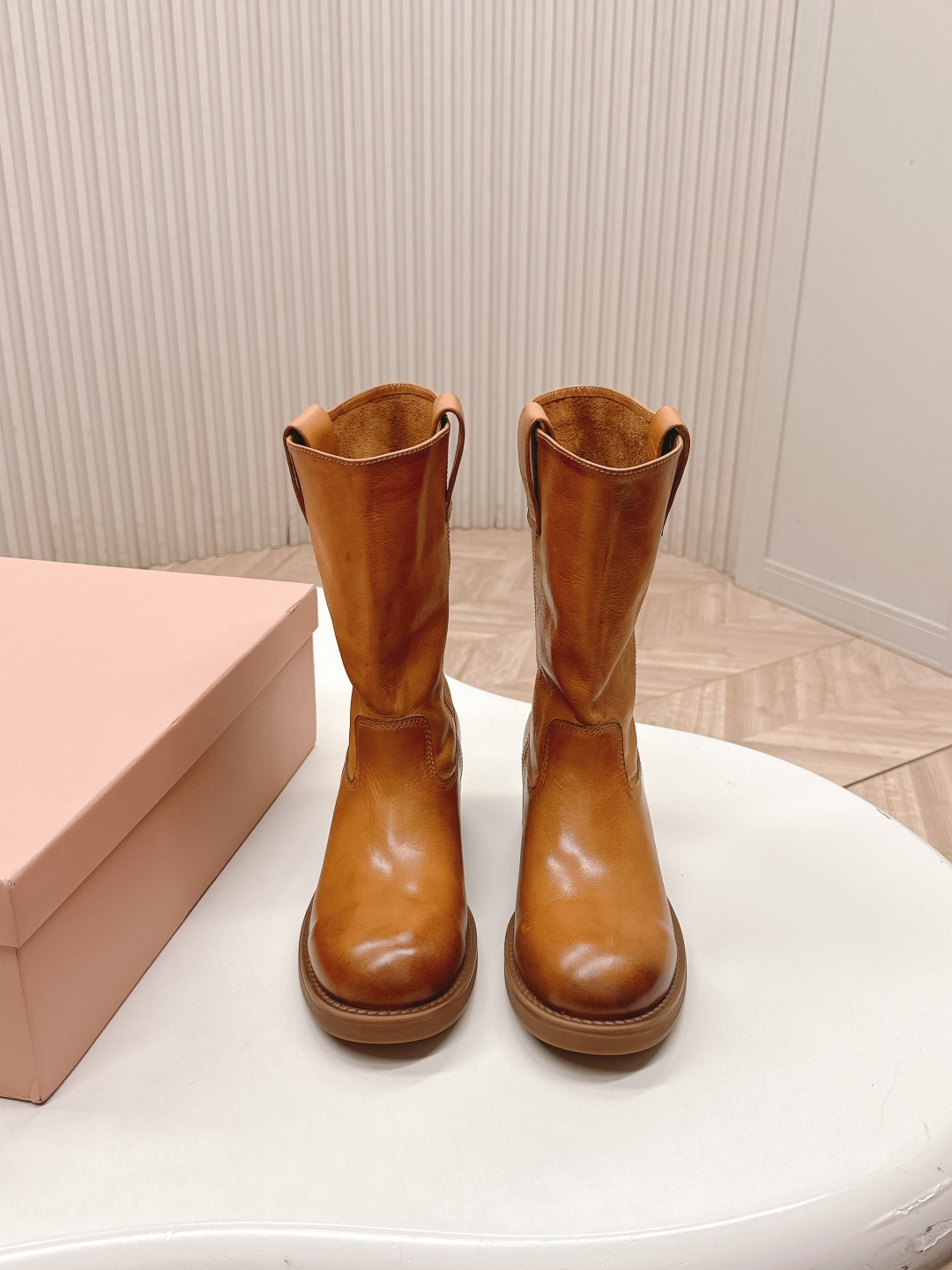 NO:560395,MiuMiu 2026 spring and summer catwalk style pile boots, slip-on short boots. The boots have natural pleats, are lazy and casual, and the half-inside design is light and not bulky. It has a perfect atmosphere for autumn and winter wear. The insole is soft and comfortable to wear for a long time. It is suitable for Citywalk or daily outings. Inspired by the fusion of workplace and daily life, it is both strong and soft, practical and fashionable. It is one of the highlight items of this season!  The fabric is made of washed cowhide fabric. The original open-molded rubber sole is non-slip and wear-resistant. The size is 35-40 (customized at 40.41), boots, miumiu, boots, cowhide19860909出 MiuMiu 2026春夏走秀款堆堆靴 一脚蹬短靴 靴筒自然褶皱,慵懒随性,半内里设计轻薄不臃肿,秋冬穿搭氛围感满分. 鞋垫柔软,长时间穿也很舒适,Citywalk或日常出街都很合适.灵感融合职场与日常,刚柔并济,实用又时髦,是本季亮点单品之一！ 面料采用水洗牛皮面料 原版开模橡胶鞋底防滑耐磨 码数35-40（40.41订做）,靴子,miumiu,boots,cowhide,Women's Shoes