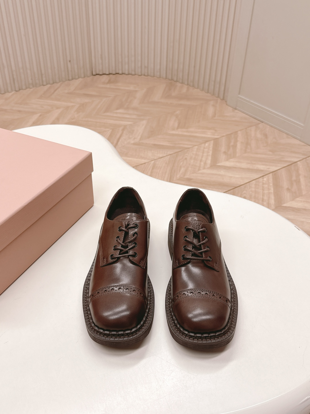 NO:560390,MiuMiu 2025 new autumn and winter British style small leather shoes! The 3.5cm thick heel is very easy to walk, and you are not tired when going shopping or dating. The retro design is very versatile and looks good with skirts and trousers. The texture is as good as ordinary styles and will not go out of style if you wear it for three to five years. It is very cost-effective to buy now! One pair of shoes can be used for all occasions, and you will definitely be in the C position when taking pictures. Material information: Upper: colored calfskin Outsole: Rubber outsole Inner: Sheepskin brown  Heel height: 3.5cm Size: 35-40, loafers, miumiu, loafers, skirts, cowhide, sheepskin19860909出 MiuMiu2025秋冬新款英伦风小皮鞋! 3.5cm粗跟超好走,逛街约会都不累脚 复古设计超百搭,配裙子裤子都好看,质感完爆普通款,穿三五年都不会过时 现在入手超划算!一双鞋搞定所有场合,拍照绝对C位出圈 材质信息: 鞋面:擦色小牛皮 大底:橡胶大底内里:羊皮棕色 跟高:3.5cm码数:35-40,乐福鞋,miumiu,loafers,skirts,cowhide,sheepskin,Women's Shoes