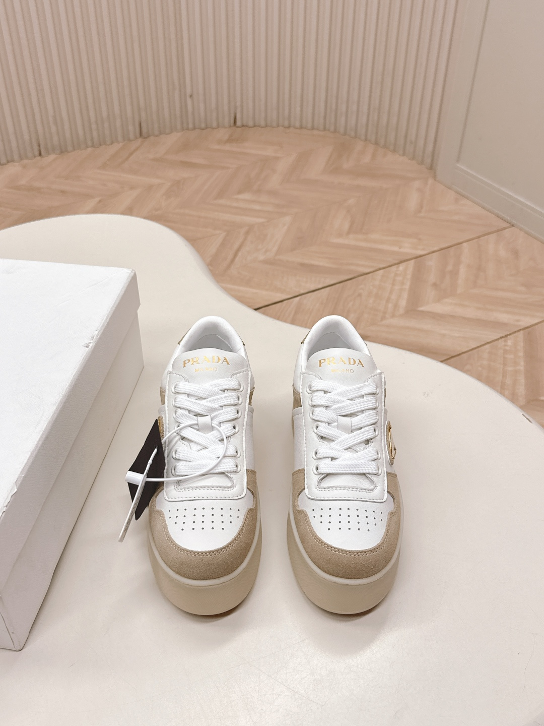 NO:627215,, the highest version of the new color series Prada 25 new thick-soled casual sneakers. This sneaker continues the timeless silhouette and is a new classic item. It is carefully made of leather to enhance the style. The style is lightweight, with a triangle buckle logo and a 5CM thick sole. It is suitable for all seasons and can be matched with all kinds of casual styles. In an era where all kinds of styles are full of eyeballs, the one that can accompany the match for a long time and capture people's hearts bit by bit is undoubtedly the white shoe. The fabric is original cow suede and the lining is custom-made sheepskin.  Outsole original TPU two-color outsole, sole thickness 5CM, size 35-40, casual shoes/sports shoes, prada, prada, sneakers, sheepskin19860909,最高版 新色系 Prada普拉达 25新款 厚底 休闲运动鞋 这款运动鞋延续经久不衰的轮廓,是新款经典单品.采用皮革精心制作, 提升格调.款式轻盈,搭配三角扣标志加5CM厚底,四季皆宜,可与各式休闲造型搭配,在各种风格充斥眼球的时代,最能长久陪伴搭配的 一点一点俘获人心的当属小白鞋. 面料原版牛反绒 内里定制羊皮 大底原版TPU双色大底 底厚5CM 码数35-40,休闲鞋/运动鞋,prada,prada,sneakers,sheepskin,Women's Shoes