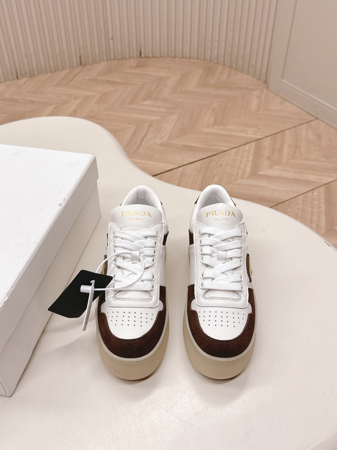 NO:562540,The highest version of the new color series Prada 25 new thick-soled casual sneakers. This sneaker continues the timeless silhouette and is a new classic item. It is carefully made of leather to enhance the style. The style is light, with a triangle buckle logo and a 5CM thick sole. It is suitable for all seasons and can be matched with all kinds of casual styles. In an era where various styles are full of eyeballs, the most long-lasting pairing and the one that captures people's hearts bit by bit is undoubtedly the white shoe. Fabric: Cow suede Lining:  Sheepskin outsole: Original TPU two-color outsole Sole thickness: 5CM Size female 35-40, casual shoes/sports shoes, prada, prada, sneakers, sheepskin19860909出 最高版 新色系 Prada普拉达 25新款 厚底 休闲运动鞋 这款运动鞋延续经久不衰的轮廓,是新款经典单品.采用皮革精心制作, 提升格调.款式轻盈,搭配三角扣标志加5CM厚底,四季皆宜,可与各式休闲造型搭配,在各种风格充斥眼球的时代,最能长久陪伴搭配的 一点一点俘获人心的当属小白鞋. 面料: 牛反绒 内里: 羊皮 大底: 原版TPU双色大底 底厚: 5CM 码数 女 35-40,休闲鞋/运动鞋,prada,prada,sneakers,sheepskin,Women's Shoes