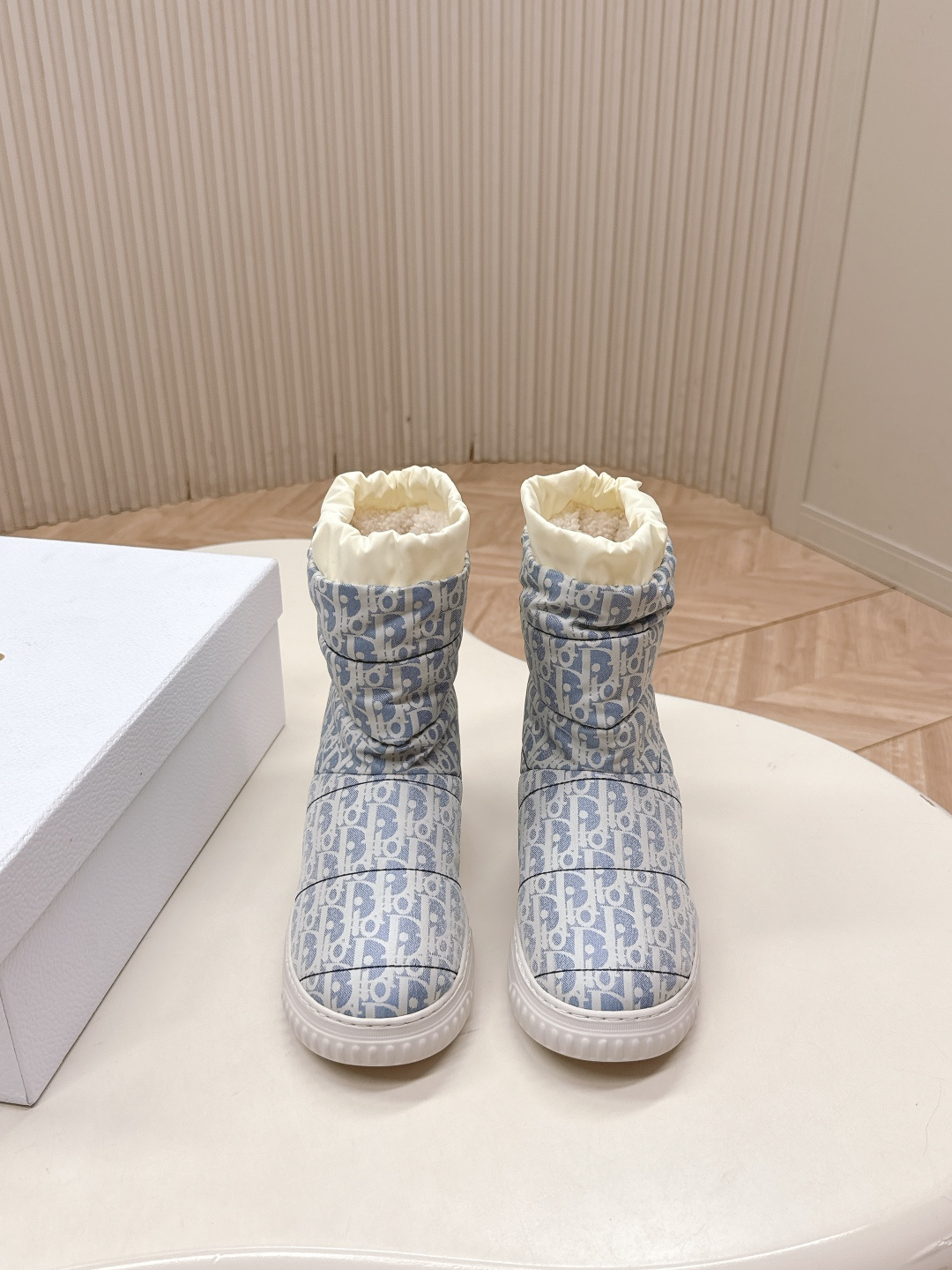 NO:562535,Out of the Dior Alpine series for autumn and winter, new waterproof wool snow boots, classic presbyopic design on the upper, looks good in autumn and winter, no bulky feeling at all; warm and comfortable boot shaft, combines fashion and comfortable fit, bringing warmth to the bleak winter, laceless design is easy to put on and take off, a fashionable item for travel in autumn and winter. The fabric is original waterproof cloth, the lining is wool, the outsole is anti-slip foam sole  Size 35～39 (40 customized), snow boots, dior, dior, boots19860909出 Dior 迪奥 阿尔卑斯系列 秋冬 新款防水羊毛雪地靴 靴面经典老花设计 秋冬怎么搭配都好看,完全没有笨重感；温暖舒适的靴筒,兼具了时尚与舒适贴合感,为萧瑟寒冬送上融融暖意,无鞋带的设计方便穿脱,秋冬出行时尚单品. 面料原版防水布 内里垫脚羊毛 大底防滑发泡底 码数35～39（40订做）,雪地靴,dior,dior,boots,Women's Shoes