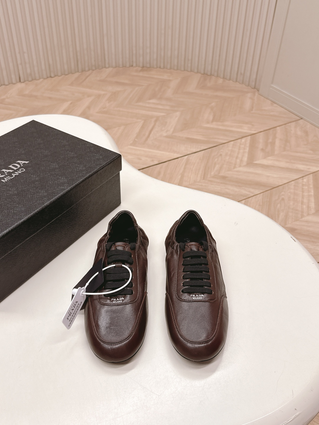 NO:627177,Prada Prada P Home 26ssfw~new new lace-up Mary Jane casual shoes, ballet shoes, small leather shoes, low-key luxury slip-ons, the best choice for the rich!  The soft rubber sole is known as the feeling of stepping on clouds ~ 100% comfort. The delicate suede upper makes the shoe shape full of wrapping, soft and textured!  Full of high-end feel!  Upper original cowhide lining imported sheepskin sole original molded tpu Size 35-39 (40.41 customized non-returnable), half slippers, prada, prada, mary jane, cowhide, sheepskin19860909Prada普拉达P家26ssfw～new新款系带玛丽珍休闲鞋芭蕾舞鞋小皮鞋,低调奢华懒人鞋,富人的不二选择！ 软胶底素有踩云感之称～舒适度百分百 细腻反绒皮鞋面,鞋型包裹感十足,柔和而有质感！高级感满满！ 鞋面 原版牛皮 内里 进口羊皮 鞋底 原版开模tpu Size 35-39（40.41定制不退换）,半拖单鞋,prada,prada,mary jane,cowhide,sheepskin,Women's Shoes