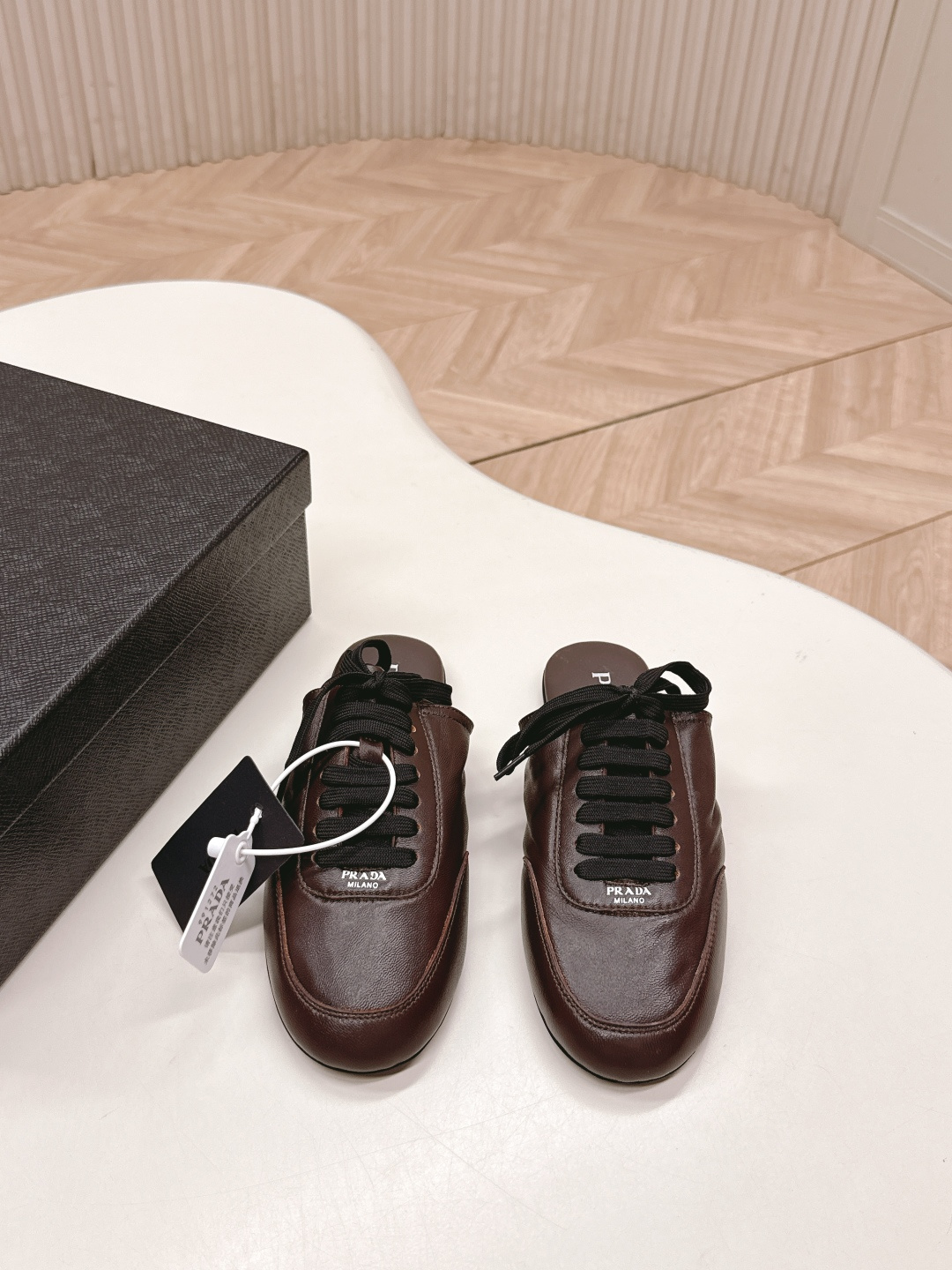 NO:627184,Half slippers Prada Prada P home 26ssfw~new new lace-up Mary Jane casual shoes ballet shoes small leather shoes half slippers low-key luxury slippers, the best choice for the rich!  The soft rubber sole is known as the feeling of stepping on clouds ~ 100% comfort. The delicate suede upper makes the shoe shape full of wrapping, soft and textured!  Full of high-end feel!  Upper original cowhide lining imported sheepskin sole original molded TPU Size 35-39 (40.41 customization is not returnable), half slippers, prada, prada, mary jane, slippers, cowhide, sheepskin19860909半拖款  Prada普拉达P家26ssfw～new新款系带玛丽珍休闲鞋芭蕾舞鞋小皮鞋半拖鞋 低调奢华懒人鞋,富人的不二选择！ 软胶底素有踩云感之称～舒适度百分百 细腻反绒皮鞋面,鞋型包裹感十足,柔和而有质感！高级感满满！ 鞋面 原版牛皮 内里 进口羊皮 鞋底 原版开模tpu Size 35-39（40.41定制不退换）,半拖单鞋,prada,prada,mary jane,slippers,cowhide,sheepskin,Women's Shoes