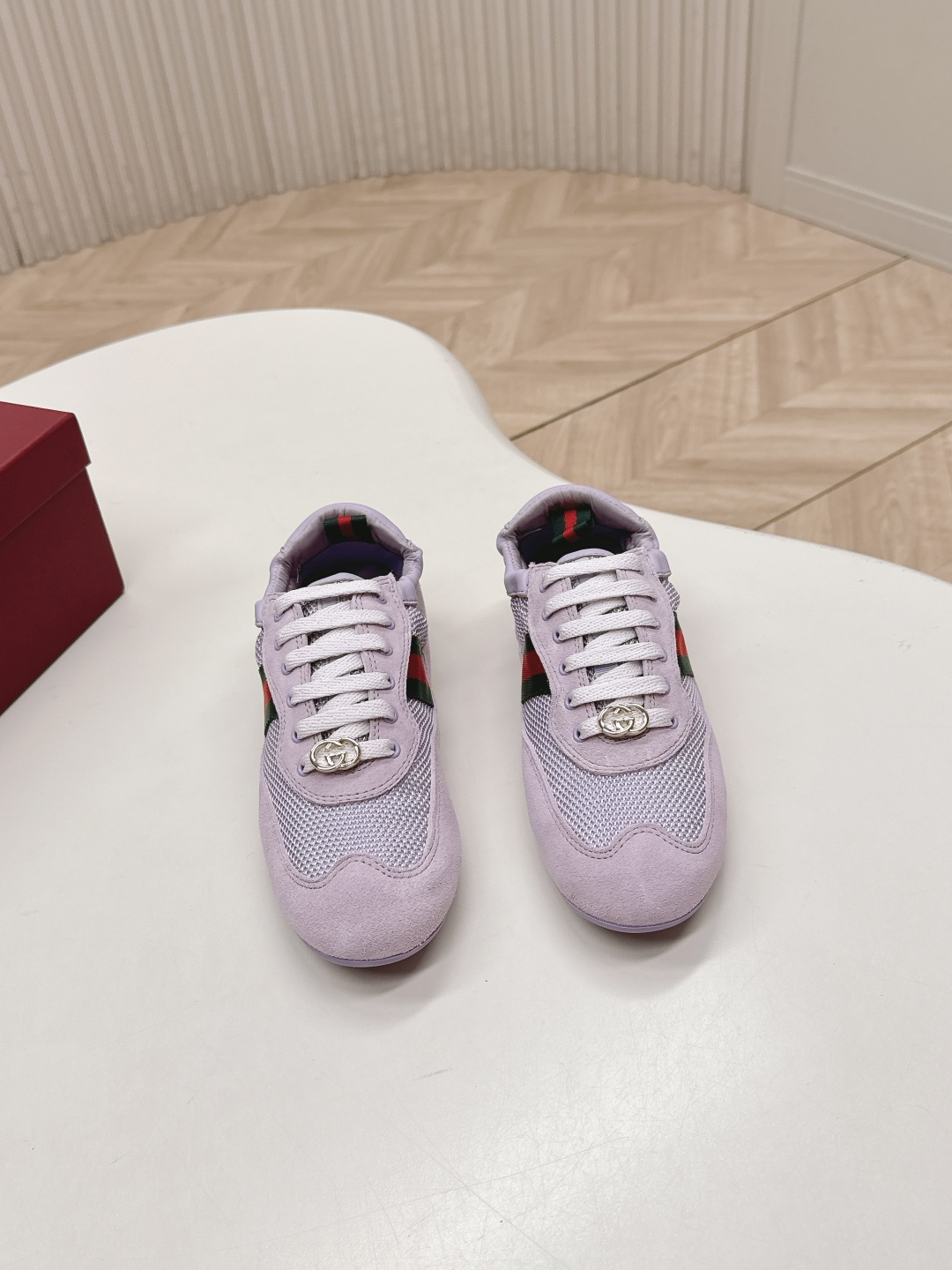 NO:627148,, Gucci Shift new retro moral training shoes sneakers, classic red and green webbing are eye-catching in a second, very layered, ultra-light and thin sole: the super popular thin-soled shoe trend, the upper foot is close to the ground, walking is as comfortable as stepping on clouds! It is so perfect that you will love every color  The low-key yet revealing brand recognition. Whether you wear the stockings in the picture for a niche mix-and-match style, or wear them with jeans or skirts on a daily basis, they can quietly elevate your outfit. The shoe shape is very friendly to your feet! The spliced material of mesh + suede is breathable and textured. You won’t feel tired after walking for a day. You can be fashionable and comfortable at the same time!  Size 35-40, casual shoes/sports shoes, gucci, sneakers, skirts, jeans, chamois leather19860909,Gucci Shift 新款 复古德训鞋运动鞋经典红绿织带一秒吸睛,层次感非常强,超轻薄底:超火的薄底鞋风潮,上脚贴地,走路像踩在云上一样舒服! 完美到你每个颜色都很赞 低调中透着品牌辨识度,不管是配图里的长袜走小众混搭风,还是日常搭牛仔裤、小裙子,都能悄咪咪提升穿搭level,鞋型对脚型巨友好!网面+麂皮的拼接材质,透气又有质感,走一天路也不会闷脚累脚,时髦和舒适居然能同时拿捏！码数35-40码,休闲鞋/运动鞋,gucci,sneakers,skirts,jeans,chamois leather,Women's Shoes