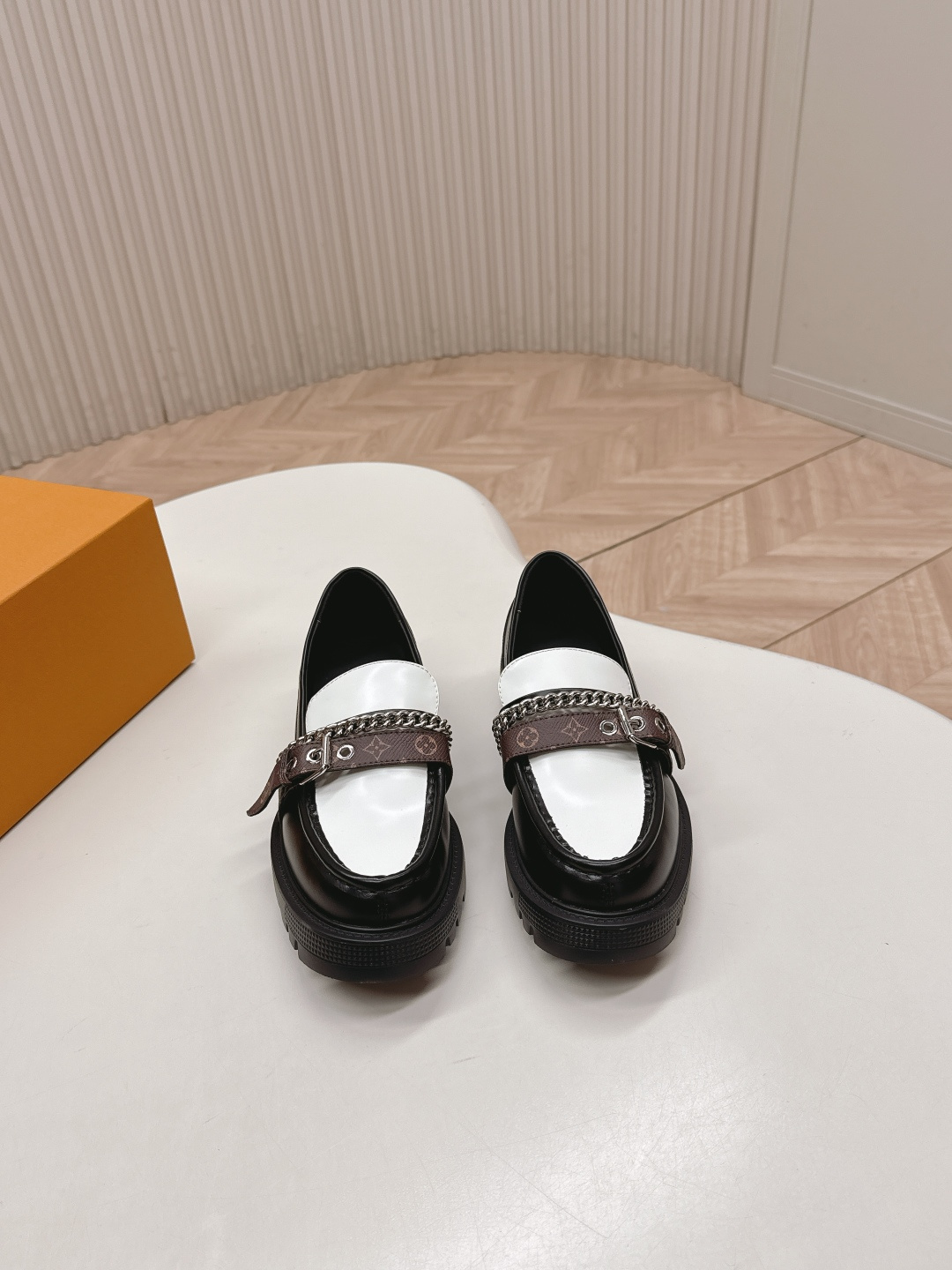 NO:627132,, LV donkey brand 26 spring style new single shoes and small leather shoes, loafers, last-shaped versatile slim foot yyds. Three-dimensional and full shape, full of handsomeness, comfortable on the feet, very retro style, full of aura, original presbyopia and metal chain design style is very classic, perfect details, cool and trendy, imported open-edge beaded cowhide leather on the lining, cowhide foot pads Size35-41, loafers, louis vuitton, louis  vuitton,loafers,cowhide19860909,LV驴牌 26春款 新款单鞋小皮鞋 乐福鞋 楦型百搭瘦脚yyds.造型立体饱满,帅气十足 上脚舒适 非常复古风、气场十足,原版老花加金属链条设计风格非常经典 细节完美 酷炫 潮派 鞋面进口开边珠牛皮 内里牛里垫脚 Size35-41,乐福鞋,louis vuitton,louis vuitton,loafers,cowhide,Women's Shoes