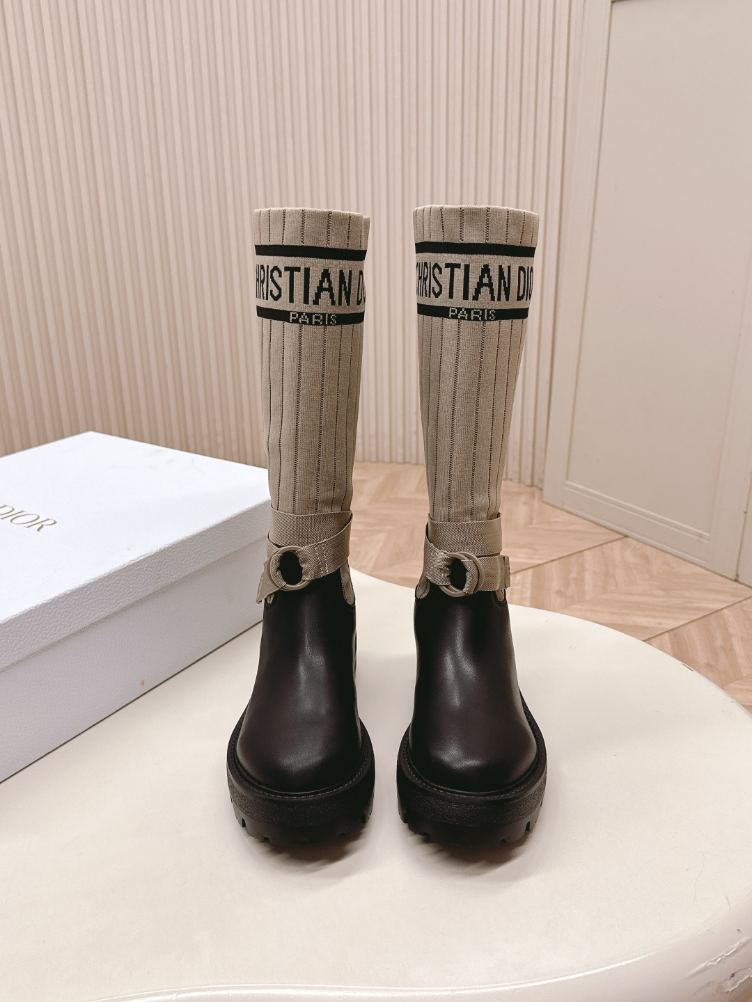 NO:577069,The latest color series, short and high socks!  !  The highest version of Dior CD autumn and winter boots, retro work boots, lace-up, easy to wear, good-looking and handsome, material upper, imported cowhide, water-dyed cowhide lining, original molded TPU outsole, heel height: 3CM, size: 35-40, 41 orders, boots, dior, dior, boots, cowhide, socks19860909最新色系,短筒高筒袜子筒！！出 最高版本 Dior 迪奥CD 秋冬靴复古工装靴 系带好穿好看又帅气 材质鞋面进口牛皮,水染牛皮内里垫脚 原版开模TPU大底 跟高:3CM 码数:35-40 41订,靴子,dior,dior,boots,cowhide,socks,Women's Shoes