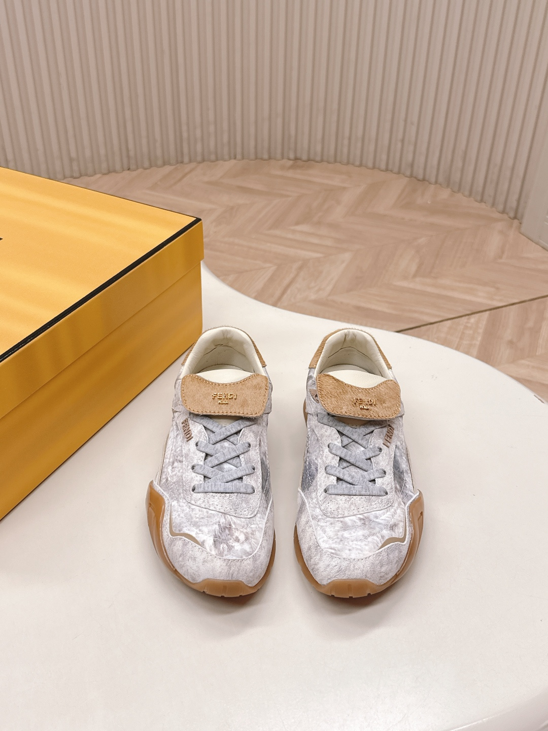 NO:577065,Women's Men's Couple Style Fendi Fendi's latest retro Forrest Gump shoes De Xun sneakers are made of high-end suede leather stitching, inspired by retro, a new interpretation of classics, lightweight, comfortable and breathable essential items for all seasons. Whether it is paired with jeans or a skirt, there is no pressure to switch styles! The foot feels very good. Suitable for long-term wear, even when shopping, you will not feel tired. Material cowhide, inner sheepskin Outsole: TPU outsole  Size#35-45,casual shoes/sports shoes,fendi,fendi,sneakers,skirts,jeans,cowhide,sheepskin19860909出女 男 情侣款 Fendi 芬迪最新款 复古阿甘鞋 德训运动鞋 高级绒面皮面拼接打造,灵感来自复古,全新演绎经典,轻便、舒适、透气的四季必备单品 无论是搭配牛仔裤还是裙子,风格切换毫 无压力!脚感非常好 适合长时间穿着,即便是逛街也不会觉得累 材质牛皮 内里羊皮 大底:TPU大底 Size#35-45,休闲鞋/运动鞋,fendi,fendi,sneakers,skirts,jeans,cowhide,sheepskin,Women's Shoes