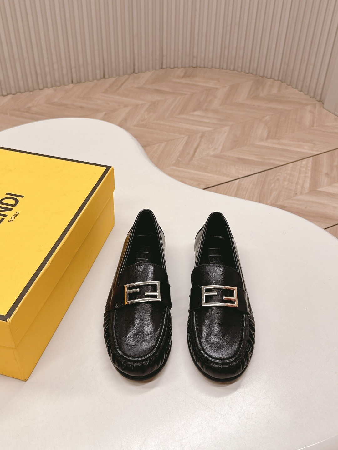 NO:577196,High version of Fendi 26 spring style new single shoes, small leather shoes, loafers, last type, versatile and slim foot yyds. The shape is three-dimensional and full, handsome and comfortable on the feet. Very retro style, full of aura, the original metal buckle design style is very classic, the details are perfect, cool and trendy... The upper is imported calfskin, lining and feet!  Size: 35-40,loafers,fendi,fendi,loafers,cowhide19860909高版 出 芬迪 fendi 26春款 新款单鞋小皮鞋 乐福鞋 楦型百搭瘦脚yyds.造型立体饱满,帅气十足 上脚舒适 非常复古风、气场十足,原版金属扣设计风格非常经典 细节完美 酷炫 潮派... 鞋面进口小牛皮 牛里、垫脚！ Size: 35-40,乐福鞋,fendi,fendi,loafers,cowhide,Women's Shoes