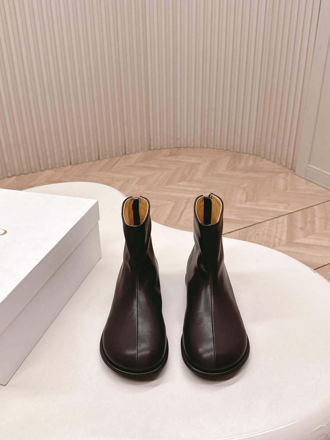 NO:627133,, The row's new autumn and winter boots, Martin boots, short boots, classic, simple, handsome and versatile ~ the shape of the shoes is super good, so easy to wear!  Light and not bulky!  ~Great fragrance~ The zipper design is easy to put on and take off, and can be worn in all seasons!  Fabric Original calfskin Customized cowhide lining Outsole mold Outsole Size 35-40 (40 customization is non-returnable), boots, boots, cowhide19860909,The row 秋冬靴新款马丁靴短靴 经典简约帅气百搭～鞋形超好,好穿到飞起！轻盈不笨重！~大香了～拉链设计 方便穿脱 四季可穿的款式！ 面料原版小牛皮 内里定制牛皮 大底模具大底 码数35-40（40定制不退换）,靴子,boots,cowhide,Women's Shoes