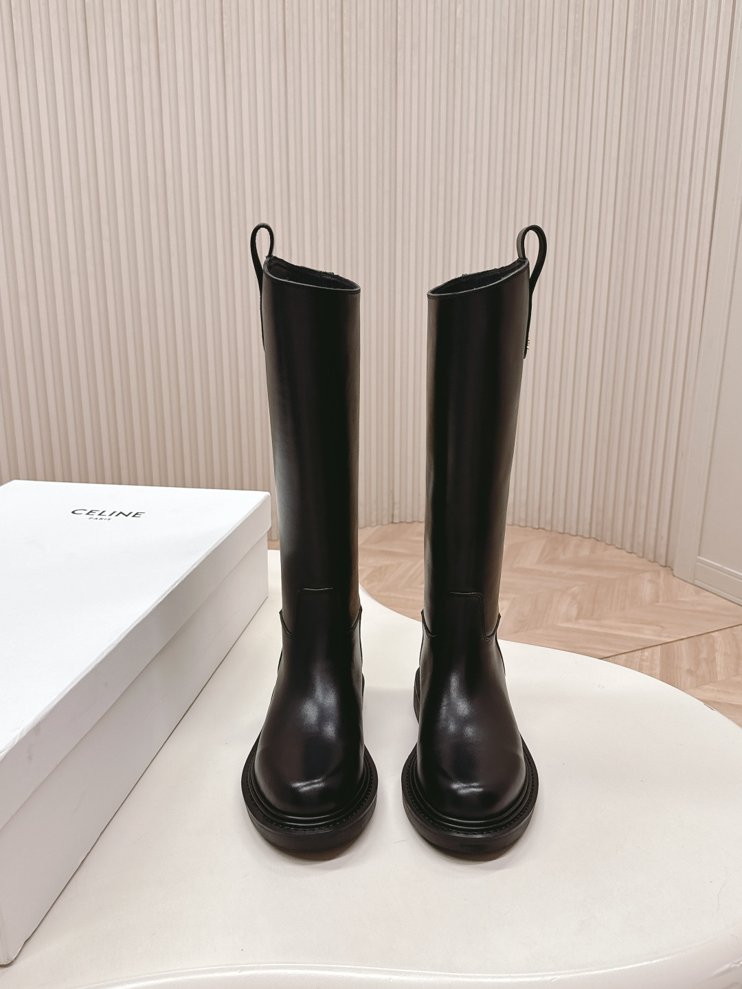 NO:577179,The latest Celine 25 winter Arc de Triomphe high boots, knight boots, are super handsome and good-looking. The overall design and workmanship materials not only make it have a super texture, but also have first-class wearing comfort. The classic square toe is paired with stiletto heels, which has a sexy temperament and the upper toes are very flattering to the leg shape!  Upper cowhide, cowhide, lining/feet cowhide, outsole original rubber outsole, size 35~39 (40.41 custom-made, boots, celine, boots, cowhide19860909出 celine 25冬最新款凯旋门高筒靴骑士靴 超帅气 超好看,整体设计和做工用料,不仅让它的质感超级棒,而且穿着舒适度也是一流的,经典斜方头搭配细高跟,气质性感 上脚非常修饰腿型！ 鞋面牛猄,牛皮 内里/垫脚牛皮 大底原版橡胶大底 码数35～39（40.41订做,靴子,celine,boots,cowhide,Women's Shoes