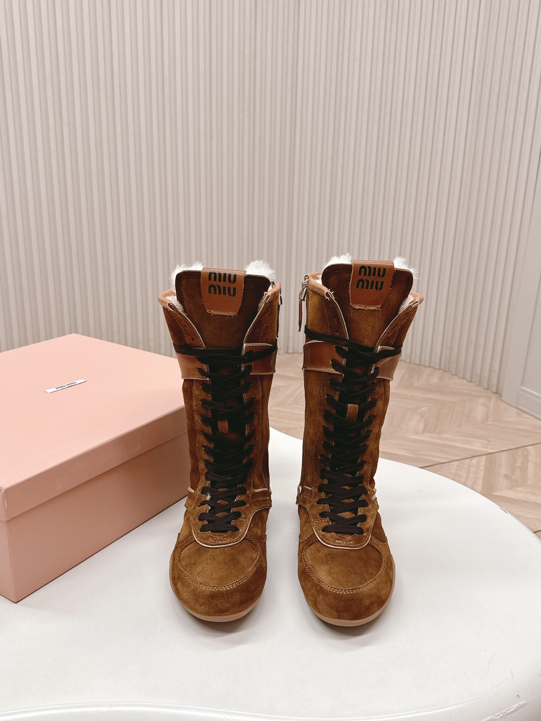 NO:577172,Out of miumiu 2025 new winter boots, wool boots, Martin boots, mid-calf boots, retro, classic, simple, handsome and versatile ~ the shape of the shoes is super good, so easy to wear!  Light and not bulky!  ~Full wool lining, super good-looking and warm. A must-have for winter. Fabric suede cowhide. Wool lining. Outsole mold outsole. Size 35-40 (40 customized), boots, miumiu, boots, cowhide19860909出 miumiu 2025冬靴新款战靴羊毛靴马丁靴中筒靴 复古经典简约帅气百搭～鞋形超好,好穿到飞起！轻盈不笨重！~全羊毛内里,超级好看又保暖 冬季必备款 面料反绒牛皮 内里羊毛 大底模具大底 码数35-40（40订做）,靴子,miumiu,boots,cowhide,Women's Shoes