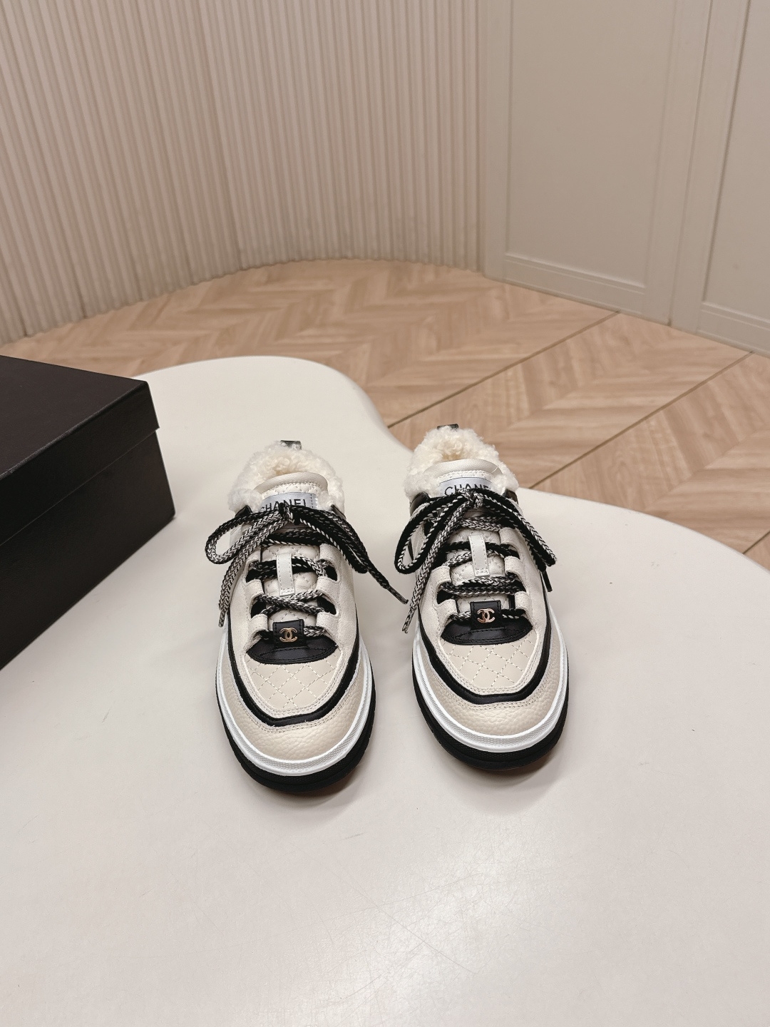 NO:627092,Wool model, CHANEL Chanel 25B new panda sneakers. Panda shoes are synchronized with the counter. The counter is very popular. A shoe that is very difficult to buy. The most popular thick-soled panda shoes on the Internet. As you can imagine, Xiaoxiang control can't miss it. It has both good looks and comfort. Simple and versatile white shoes. The thick sole increases the height and is super versatile. Whoever wears it with your eyes closed will look good. Original cowhide upper. Customized wool lining. Original TPU outsole.  Size: 35-40 (41.40 customization is not returnable), casual shoes/sports shoes, chanel, chanel, sneakers, cowhide19860909羊毛款,CHANEL香奈儿25B新款熊猫板鞋熊猫鞋 专柜同步 专柜非常火爆 非常难买的一款鞋 全网最火的厚底熊猫鞋 可想而知小香控不可错过的 颜值与舒适并存的 简约百搭小白鞋 厚底增高超级百搭,闭眼入谁穿谁好看  鞋面原版牛皮 内里定制羊毛 大底TPU原版大底 码数:35-40（41.40定制不退换）,休闲鞋/运动鞋,chanel,chanel,sneakers,cowhide,Women's Shoes