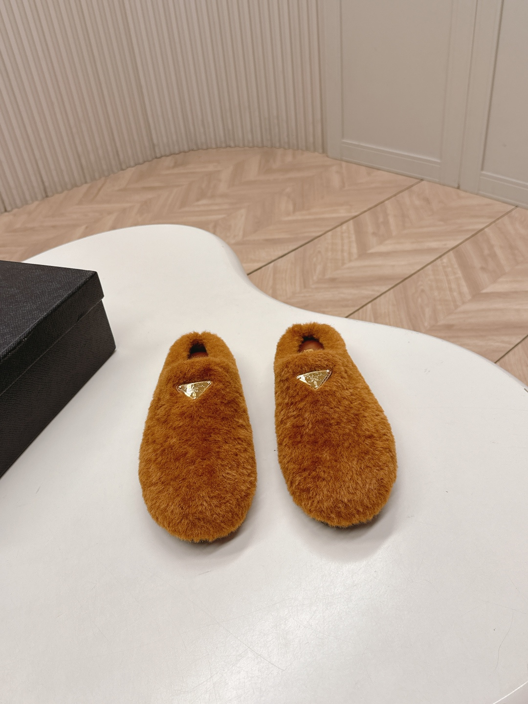 NO:627124,, Prada prada25 autumn and winter furry slippers series, half-mug wool slippers, classic triangle buckle, comfortable, cute, cute, fashionable, elegant, versatile, comfortable and soft wool, awakening the warmth of autumn and winter. Let you walk comfortably from morning to night. Paired with socks, you can easily control the changes in the four seasons. Wool, sheep pattern lining for feet, original outsole!  35-40 yards, semi-furry shoes, prada, prada, slippers, socks19860909,普拉达 prada25秋冬毛毛拖鞋系列 半拖羊毛拖鞋 经典三角扣 舒适 萌萌哒 可爱 时尚 高雅 百搭 ,羊毛舒适柔软,唤醒秋冬暖意.让您从早到晚舒适踱步.搭配袜子可以轻松驾驭四季变幻.羊毛,绵羊纹内里垫脚,原版大底！35-40码,半拖毛毛鞋,prada,prada,slippers,socks,Women's Shoes