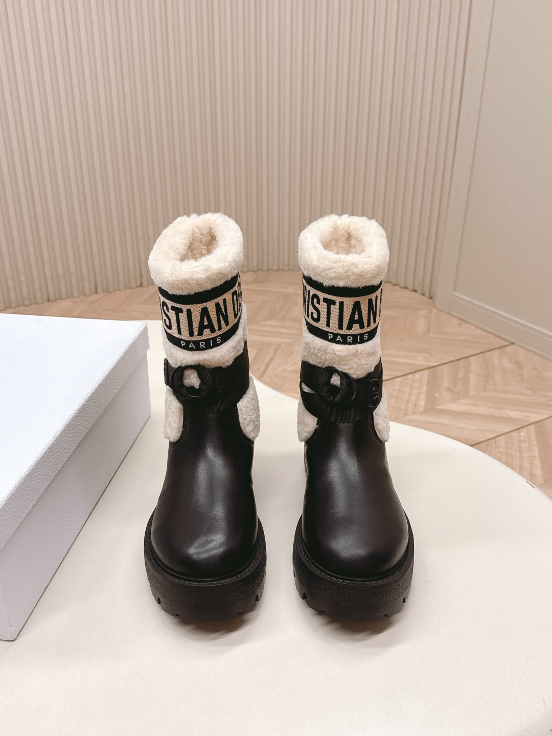 NO:578281,The latest and highest version, wool tube style!  !  Out of Dior CD winter boots, retro work boots, mid-calf wool boots, lace-up wool boots, warm and elegant, full of temperament, easy to wear, good-looking and handsome, material upper, imported cowhide, wool lining, original molded TPU outsole, heel height: 3CM, size: 35-40, 41 order, boots, dior, dior, boots, cowhide19860909最新最高版本,羊毛筒款！！出 Dior 迪奥CD 冬靴复古工装靴中筒毛靴 系带 羊毛靴筒 又暖和又高雅 气质满满 好穿好看又帅气 材质鞋面进口牛皮,羊毛内里垫脚 原版开模TPU大底 跟高:3CM 码数:35-40 41订,靴子,dior,dior,boots,cowhide,Women's Shoes