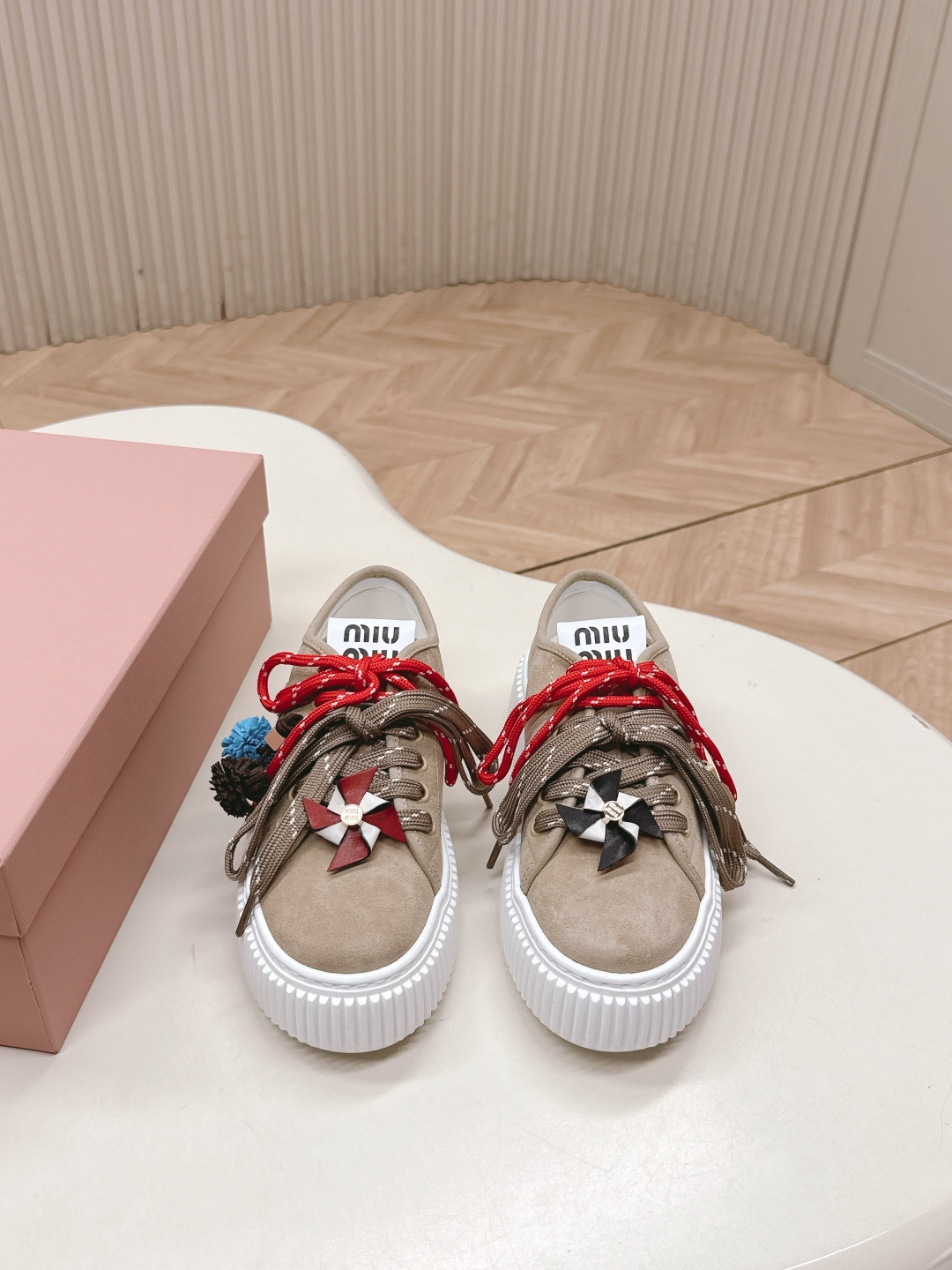 NO:592880,New colors!  Top version (airplane box set) Pili Maoli MIUMIU | Miu Miu's new 3D embroidered thick-soled casual shoes. The top original fabric is full of texture, with classic 3D three-dimensional letter embroidery, and the embroidered logo is three-dimensional and full, instantly lighting up the overall look and making it highly recognizable!  IP ultra-light foam outsole!  It is light and highly elastic. Whether it is for daily outings or vacations, it can easily hold up the scene. Wear it and you will be the most beautiful kid on the street!  Upper imported high-mercerized smooth cow suede, lining sheepskin lining/lamb wool lining, outsole IP foam outsole, size 35-40 (customized at 40.41), casual shoes/sports shoes, miumiu, sneakers, sheepskin19860909新色！顶级版本（飞机盒套装）皮里 毛里 MIUMIU｜ 缪缪新品3D刺绣厚底休闲鞋 顶级原版面料质感满满,搭配经典3D立体字母刺绣,刺绣logog立体饱满,瞬间点亮整体造型,辨识度up！IP超轻发泡大底！轻盈高弹.无论是日常出街还是度假旅行,它都能轻松hold住场面. 穿上它,你就是街头最靓的崽！ 鞋面进口高丝光牛反绒 内里羊皮内里/羊羔毛内里 大底IP发泡大底 码数35-40（40.41订做）,休闲鞋/运动鞋,miumiu,sneakers,sheepskin,Women's Shoes