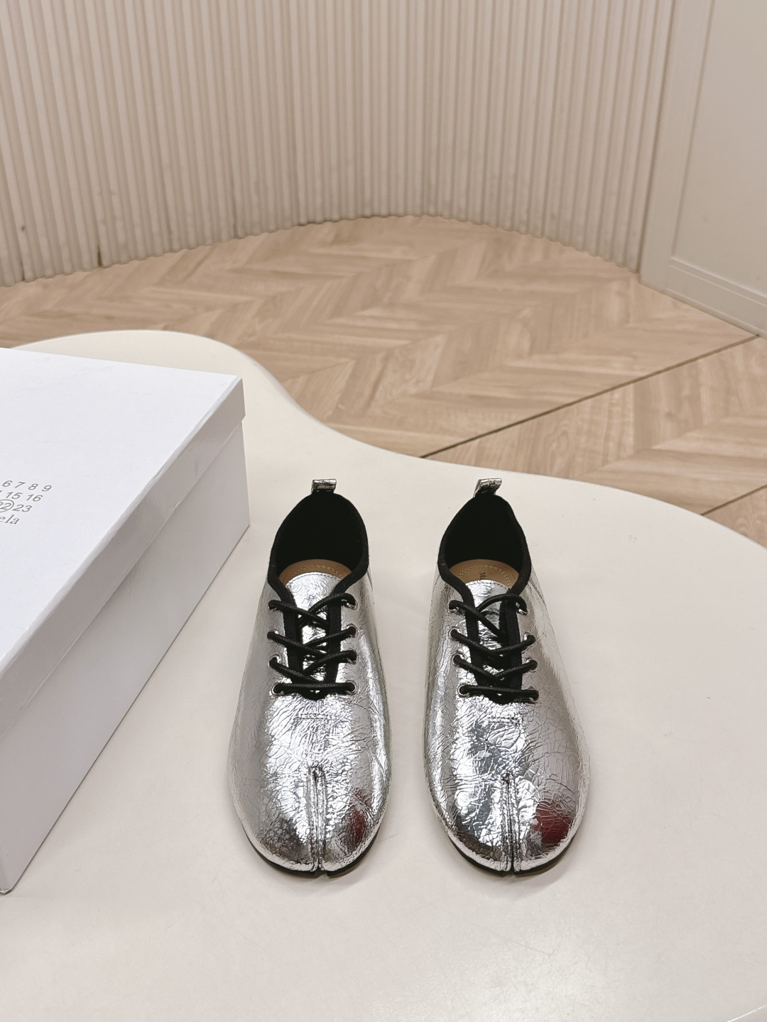 NO:592906,Out of Maison Margiela · MM6 Margiela 2026 Spring and Summer New Retro Mary Jane Split Toe Shoes - Ballet Shoes —————— MM6 is the most popular genius designer brand in the past two years. Its simple design and luxurious texture will make you fall in love with it. If you don’t want to hit the streets, you can check out this brand. It is relatively niche but is so easy to match. You can see this brand everywhere on Instagram and Xiaohongshu!  BS original one-to-one customization, original custom-made sheepskin upper, imported sheepskin lining, original Italian leather outsole, size 35-39 (40 can be customized), mary jane, masion margiela, masion margiela, mary jane, sheepskin, Leather soles19860909出 Maison Margiela· MM6马吉拉 2026 春夏新款 复古玛丽珍分趾单鞋—芭蕾舞鞋——————— MM6作为这两年最受欢迎的鬼才设计师品牌,设计简单、奢华的质感让你爱不释手 不想满大街撞款的可以看看这个品牌,比较小众却又是那么好搭配,ins、小红书随处可见这个品牌的身影 ！BS原版一比一定制 鞋面原版特定制羊皮 内里进口羊皮 大底原版意大利真皮大底 码数35-39（40可定做）,玛丽珍,masion margiela,masion margiela,mary jane,sheepskin,Leather soles,Women's Shoes