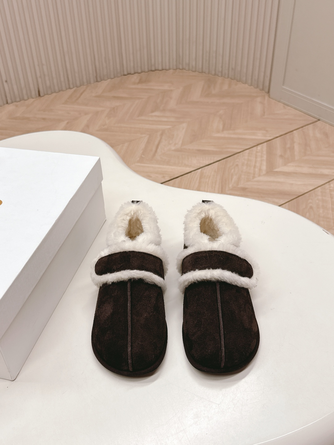 NO:592900,Out of THE ROW new autumn and winter catwalk wool casual shoes. They are so plush and cute. They are cute and cute. Close-ups of details from the show craftsmanship of casual shoes. The trend of the new season. The concept of love at the moment, multiple collisions, conveying modern style~ Looks good no matter how you wear it. Favorite for fashionistas. Fabric leather surface. Wool lining. Outsole original molded TPU rubber sole. Size 35-40, loafers fur shoes, loafers.19860909出 THE ROW 秋冬新款走秀羊毛休闲鞋毛毛鞋 毛绒绒的太可爱了 丑萌丑萌的 休闲鞋秀场工艺来的细节特写 新季的潮流此刻挚爱的概念,多元对撞,传达现代风格~ 怎么穿都好看时髦精最爱 面料皮面 内里羊毛 大底原版开模TPU橡胶鞋底 码数35-40,乐福鞋毛毛鞋,loafers,Women's Shoes