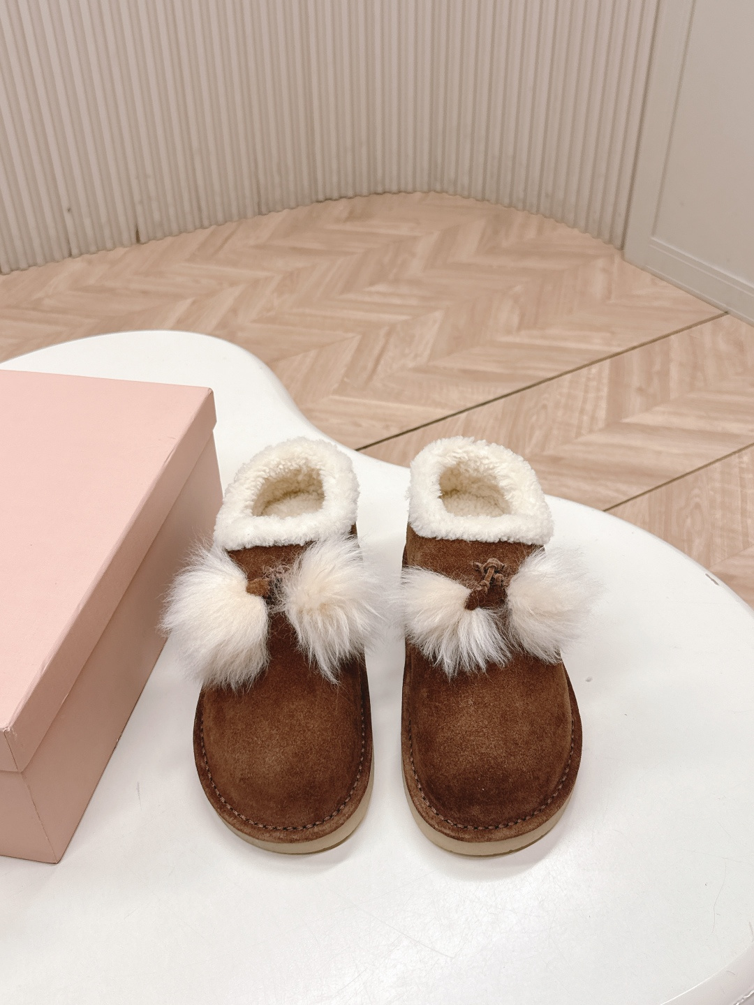 NO:592903,Out of MiuMiu. Autumn and winter catwalk new pure wool snow boots. The warm choice for sweet and cool girls in winter. Snow boots are a new level of sweet and cool. From the shape to the details, they have the right combination of girliness and warmth. The mercerized cow suede fabric has a delicate and high-end feel. The wool edge of the shoe mouth is fluffy and soft, which is visually very 'warm'. It can also modify the ankle line and make the calf look slimmer. It is very suitable for daily outings and winter commuting.  Size 35-40 (40 customized), loafers, fur shoes, miumiu, loafers, boots19860909出 MiuMiu.秋冬走秀新款纯羊毛雪地靴 冬日甜酷少女的温暖选择雪地靴甜酷新高度,从造型到细节,把少女感与保暖性拿捏刚好,丝光牛反绒面料自带细腻高级感,鞋口羊毛绒边蓬松柔软,视觉上就很“暖”,还能修饰脚踝线条,让小腿看起来更纤细.无论是日常出街还是冬日通勤,都很合适 码数35-40（40订做）,乐福鞋毛毛鞋,miumiu,loafers,boots,Women's Shoes