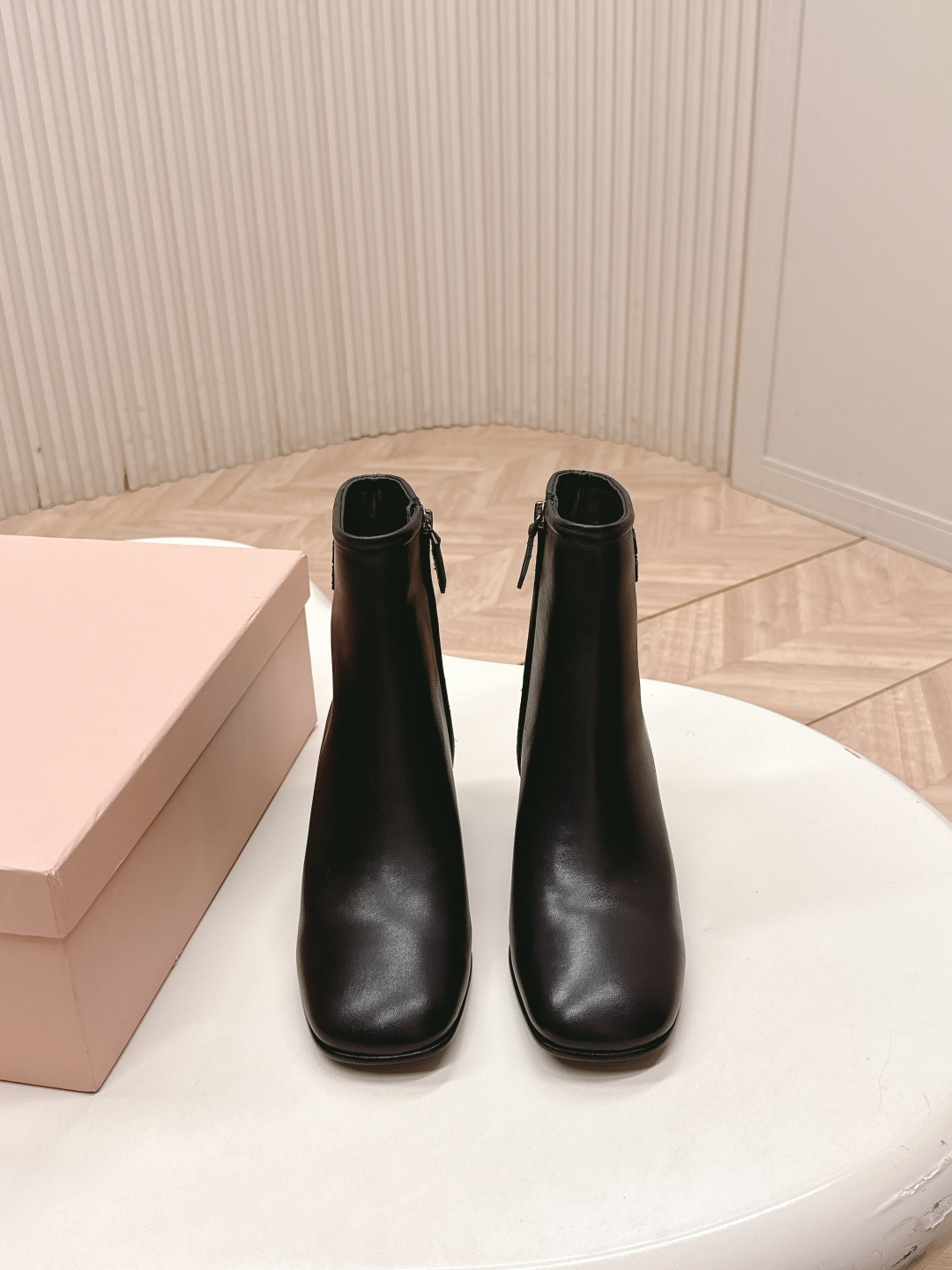 NO:592894,Purchasing agent MiuMiu's latest high-heeled boots for autumn and winter. The most popular body partition design at the moment. Combined with Maillard color leather to create a neutral casual style. The retro leather is full of high-end, cool and casual. It has a very fashionable and high-end sense. It can be matched with various styles of clothes. The upper is imported polished calfskin. The sole heel is 6.5CM Italian. Genuine leather injection outsole Size 35-41 (40)  41 Custom-made (non-refundable), boots, miumiu, boots, cowhide19860909代购级出 MiuMiu缪缪秋冬最新款高跟 短靴 当下最流行的型体隔板设计 结合美拉德色系皮料 打造中性休闲风格 复古皮料高级感满满 酷感十足又不失随性 极具时尚高级感 可搭配各种风格衣服 鞋面进口擦色小牛皮 大底跟高6.5CM意大利 真皮注塑大底 Size35-41（40 41订做不退换）,靴子,miumiu,boots,cowhide,Women's Shoes