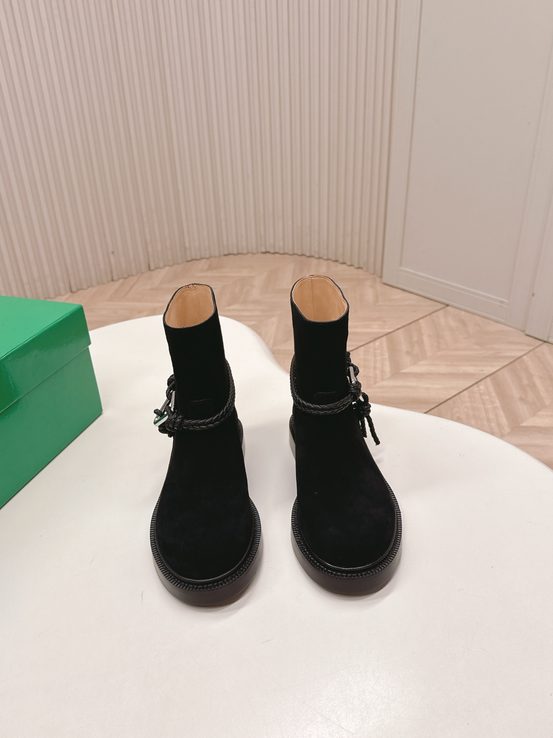 NO:592905,High-end cashmere short boots and high boots Bottega Veneta｜BV one-step fashionable short boots and knight boots. So handsome, I fell in love with them at first sight. This pair of knot boots must be locked. The classic knot weaving wraps around the boot body, with the iconic triangular metal buckle, and the black and silver collision comes with a cool filter. When you put it on, you can directly transform into a street girl, with an aura of 2.8 meters.  The boot shape is extremely long-legged. Whether it is worn with floor-length jeans for a casual and relaxed look, or worn with a mini skirt for a hot girl style, or even paired with suit pants for a professional elite route, it can be perfectly matched. It is the 'master key' to autumn and winter wear. Sisters who are struggling with autumn and winter boots, close your eyes!  The upper is made of high-grade cashmere, the lining is BV traditional dark brown cowhide lining, and the Italian genuine leather sole + anti-slip rubber bottom sheet!  size35-40 (40.41.42,43 customized!), boots,bottega veneta,bottega veneta,boots,skirts,jeans,business suit,cowhide19860909高级羊绒面 短靴 高靴 Bottega Veneta｜BV一脚蹬时尚短靴骑士靴 太帅了,一眼就爱上,这双绳结靴必须锁死 经典绳结编织缠绕靴身,搭配标志性三角金属扣,黑银碰撞自带酷飒滤镜,穿上直接化身街头拽姐,气场两米八 靴型超显腿长,不管是配拖地牛仔裤走随性松弛感,还是搭迷你裙玩辣妹风,甚至配西装裤走职场精英路线,都能完美适配,秋冬穿搭“万能钥匙”就是它  纠结秋冬靴子的姐妹,闭眼冲！ 鞋面高级羊绒 内里BV传统深咖色牛皮里、 意大利真皮底+防滑橡胶底片！ size35-40（40.41.42,43订做！）,靴子,bottega veneta,bottega veneta,boots,skirts,jeans,business suit,cowhide,Women's Shoes