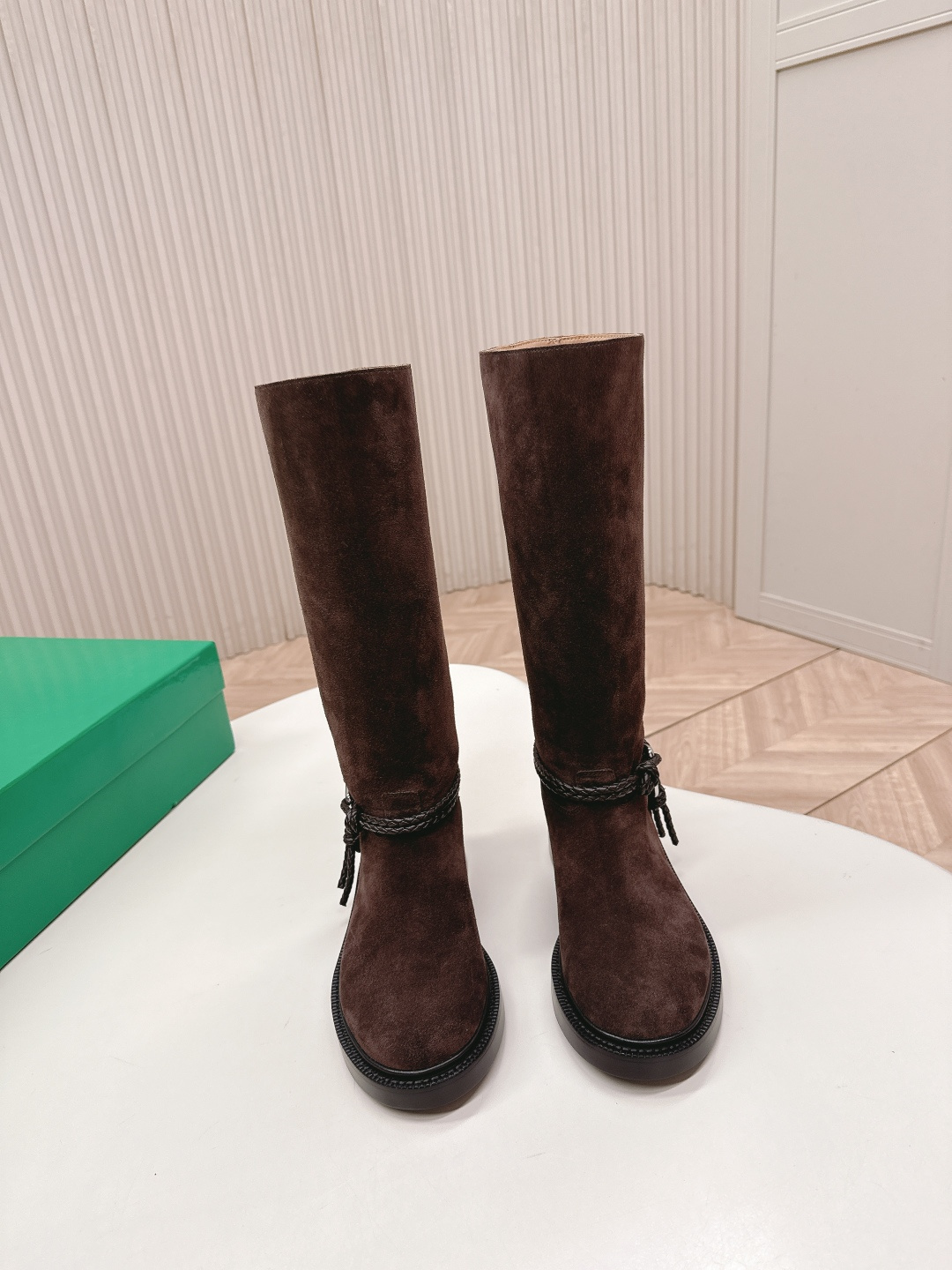 NO:627149,High-grade cashmere high boots Bottega Veneta｜BV one-step fashionable short boots and knight boots. So handsome, I fell in love with them at first sight. These knot boots must be locked. The classic knot weaving wraps around the boot body, with the iconic triangular metal buckle, and the black and silver collision comes with a cool filter. When you put it on, you can directly transform into a street girl, with an aura of 2.8 meters.  The boot shape is extremely long-legged. Whether it is worn with floor-length jeans for a casual and relaxed look, or worn with a mini skirt for a hot girl style, or even paired with suit pants for a professional elite route, it can be perfectly matched. It is the 'master key' to autumn and winter wear. Sisters who are struggling with autumn and winter boots, close your eyes!  The upper is made of high-grade cashmere, the lining is BV traditional dark brown cowhide lining, and the Italian genuine leather sole + anti-slip rubber bottom sheet!  size35-40 (40.41.42,43 customized!), boots,bottega veneta,bottega veneta,boots,skirts,jeans,business suit,cowhide19860909高级羊绒面 高靴 Bottega Veneta｜BV一脚蹬时尚短靴骑士靴 太帅了,一眼就爱上,这双绳结靴必须锁死 经典绳结编织缠绕靴身,搭配标志性三角金属扣,黑银碰撞自带酷飒滤镜,穿上直接化身街头拽姐,气场两米八 靴型超显腿长,不管是配拖地牛仔裤走随性松弛感,还是搭迷你裙玩辣妹风,甚至配西装裤走职场精英路线,都能完美适配,秋冬穿搭“万能钥匙”就是它  纠结秋冬靴子的姐妹,闭眼冲！ 鞋面高级羊绒 内里BV传统深咖色牛皮里、 意大利真皮底+防滑橡胶底片！ size35-40（40.41.42,43订做！）,靴子,bottega veneta,bottega veneta,boots,skirts,jeans,business suit,cowhide,Women's Shoes