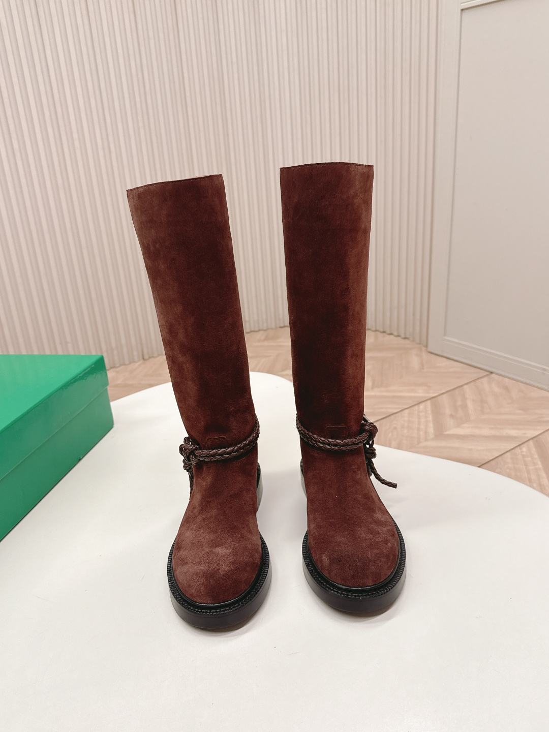 NO:592879,High-grade cashmere high boots Bottega Veneta｜BV one-step fashionable short boots and knight boots. So handsome, I fell in love with them at first sight. These knot boots must be locked. The classic knot weaving wraps around the boot body, with the iconic triangular metal buckle, and the black and silver collision comes with a cool filter. When you put it on, you can directly transform into a street girl, with an aura of 2.8 meters.  The boot shape is extremely long-legged. Whether it is worn with floor-length jeans for a casual and relaxed look, or worn with a mini skirt for a hot girl style, or even paired with suit pants for a professional elite route, it can be perfectly matched. It is the 'master key' to autumn and winter wear. Sisters who are struggling with autumn and winter boots, close your eyes!  The upper is made of high-grade cashmere, the lining is BV traditional dark brown cowhide lining, and the Italian genuine leather sole + anti-slip rubber bottom sheet!  size35-40 (40.41.42,43 customized!), boots,bottega veneta,bottega veneta,boots,skirts,jeans,business suit,cowhide19860909高级羊绒面 高靴 Bottega Veneta｜BV一脚蹬时尚短靴骑士靴 太帅了,一眼就爱上,这双绳结靴必须锁死 经典绳结编织缠绕靴身,搭配标志性三角金属扣,黑银碰撞自带酷飒滤镜,穿上直接化身街头拽姐,气场两米八 靴型超显腿长,不管是配拖地牛仔裤走随性松弛感,还是搭迷你裙玩辣妹风,甚至配西装裤走职场精英路线,都能完美适配,秋冬穿搭“万能钥匙”就是它  纠结秋冬靴子的姐妹,闭眼冲！ 鞋面高级羊绒 内里BV传统深咖色牛皮里、 意大利真皮底+防滑橡胶底片！ size35-40（40.41.42,43订做！）,靴子,bottega veneta,bottega veneta,boots,skirts,jeans,business suit,cowhide,Women's Shoes