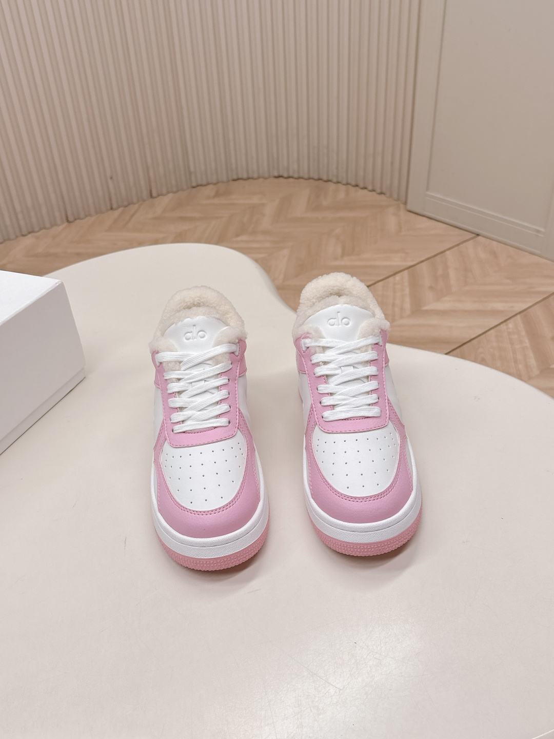 NO:627141,, wool style alo niche trendy brand color-blocked white shoes, thick-soled comfortable casual shoes, super versatile!  And super comfortable!  It’s a thick-soled model but not heavy on the feet at all!  Very light!  It looks even better with socks!  And it’s the same model recommended by celebrities~the upper toes are taller and the legs are slimmer!  It’s super suitable for us little girls~ The overall shoe also has a classic color-blocking and contrasting design with a delicate leather texture on the upper!  !  Material original cowhide, customized wool lining, outsole pure natural rubber outsole Size35-40 (customized for 40, non-refundable), casual shoes/sports shoes, sneakers, cowhide19860909,羊毛款 alo小众潮牌 拼色小白鞋厚底舒适休闲鞋 上脚超级百搭！而且超级舒适！是厚底款但是上脚一点都不沉重！非常轻便！套上袜套搭配更好看！而且还是明星同款推荐～上脚增高显腿细！超级适合我们小个子女生～鞋子整体也是经典的拼色撞色设计搭配鞋面细腻的真皮纹路肌理感！！ 材质原版牛皮 内里定制羊毛 大底纯天然橡胶大底 Size35-40（40定制不退换）,休闲鞋/运动鞋,sneakers,cowhide,Women's Shoes