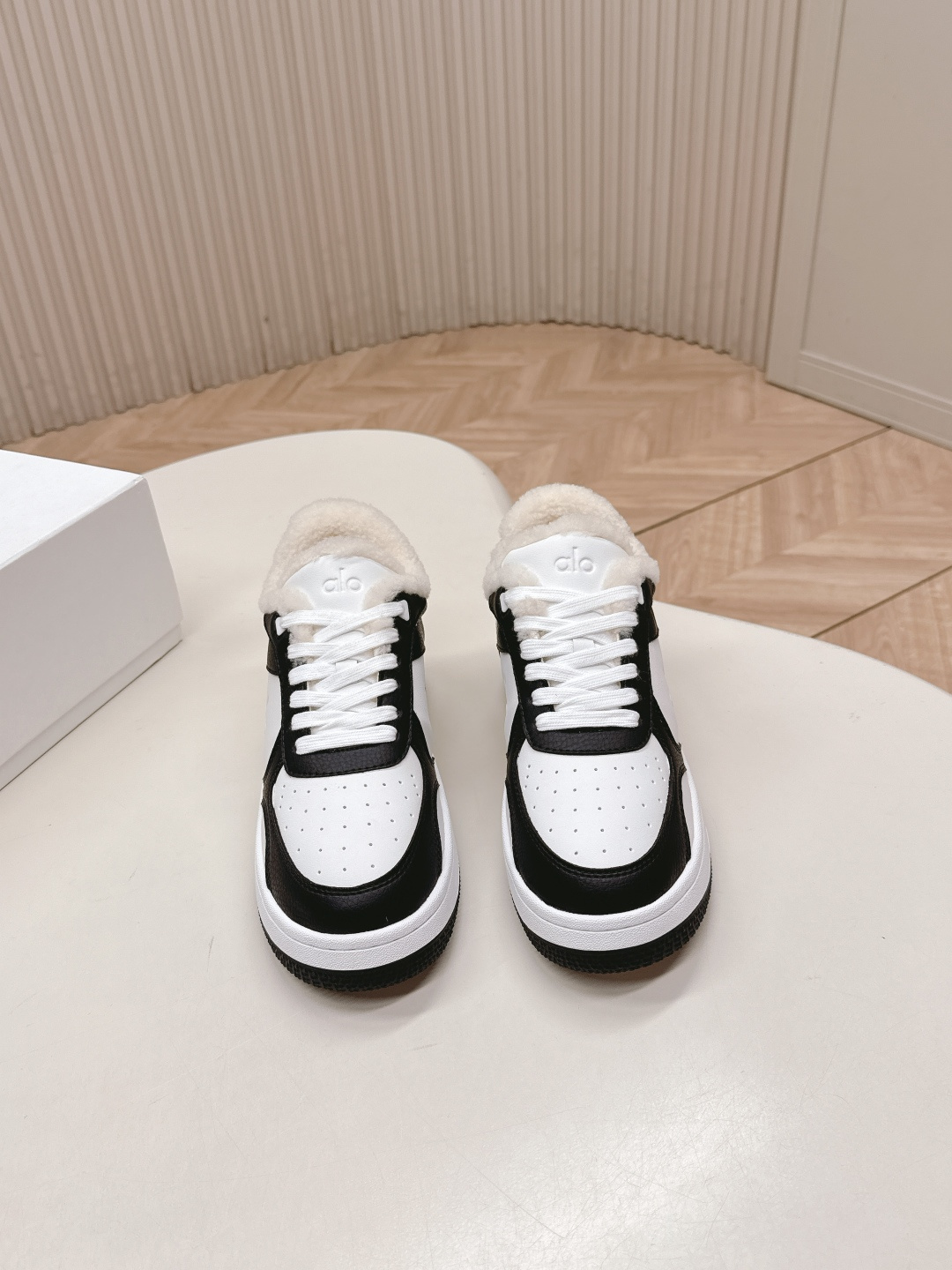 NO:592882,Out of the wool style alo niche fashion brand color block white shoes thick sole comfortable casual shoes super versatile!  And super comfortable!  It’s a thick-soled model but not heavy on the feet at all!  Very light!  It looks even better with socks!  And it’s the same model recommended by celebrities~the upper toes are taller and the legs are slimmer!  It’s super suitable for us little girls~ The overall shoe also has a classic color-blocking and contrasting design with a delicate leather texture on the upper!  !  Material cowhide, lining wool, outsole pure natural rubber outsole Size 35-40 (40 customization is not returnable), casual shoes/sports shoes, sneakers, cowhide19860909出 羊毛款 alo小众潮牌 拼色小白鞋厚底舒适休闲鞋 上脚超级百搭！而且超级舒适！是厚底款但是上脚一点都不沉重！非常轻便！套上袜套搭配更好看！而且还是明星同款推荐～上脚增高显腿细！超级适合我们小个子女生～鞋子整体也是经典的拼色撞色设计搭配鞋面细腻的真皮纹路肌理感！！材质牛皮 内里羊毛 大底纯天然橡胶大底Size35-40（40定制不退换）,休闲鞋/运动鞋,sneakers,cowhide,Women's Shoes