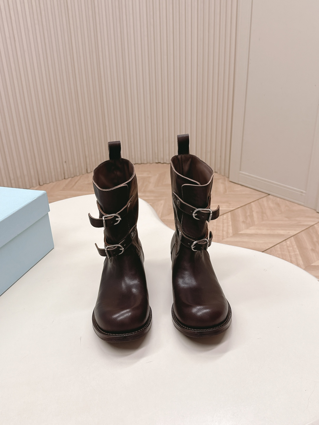 NO:593374,Out of the purchasing agent Prada 25 new autumn and winter style retro western cowboy boots, fashionable motorcycle Martin boots, unique personality, easy to control, popular every year. There is also a versatile classic shoe last, enough to conquer you, wear it, increase the height and casual, simple and handsome on the feet. The material is imported calfskin, the inner foot pad is dyed sheepskin, soft and delicate, comfortable, Italian leather outsole anti-slip rubber outsole combination  Size35-40 (40 orders are not returnable), boots, prada, prada, boots, cowhide, sheepskin, Leather soles19860909出 代购级 Prada普拉达 25秋冬新款 复古西部牛仔靴 时尚机车马丁靴 独特个性 轻松驾驭 每年都会爆.还有就是百搭经典的鞋楦,足以征服你,穿上它,增高休闲两不失误,上脚简单帅气 面料进口小牛皮 内里垫脚透染羊皮 柔软细腻,脚感舒适, 意大利真皮大底防滑橡胶大底组合 Size35-40（40订做不退换）,靴子,prada,prada,boots,cowhide,sheepskin,Leather soles,Women's Shoes