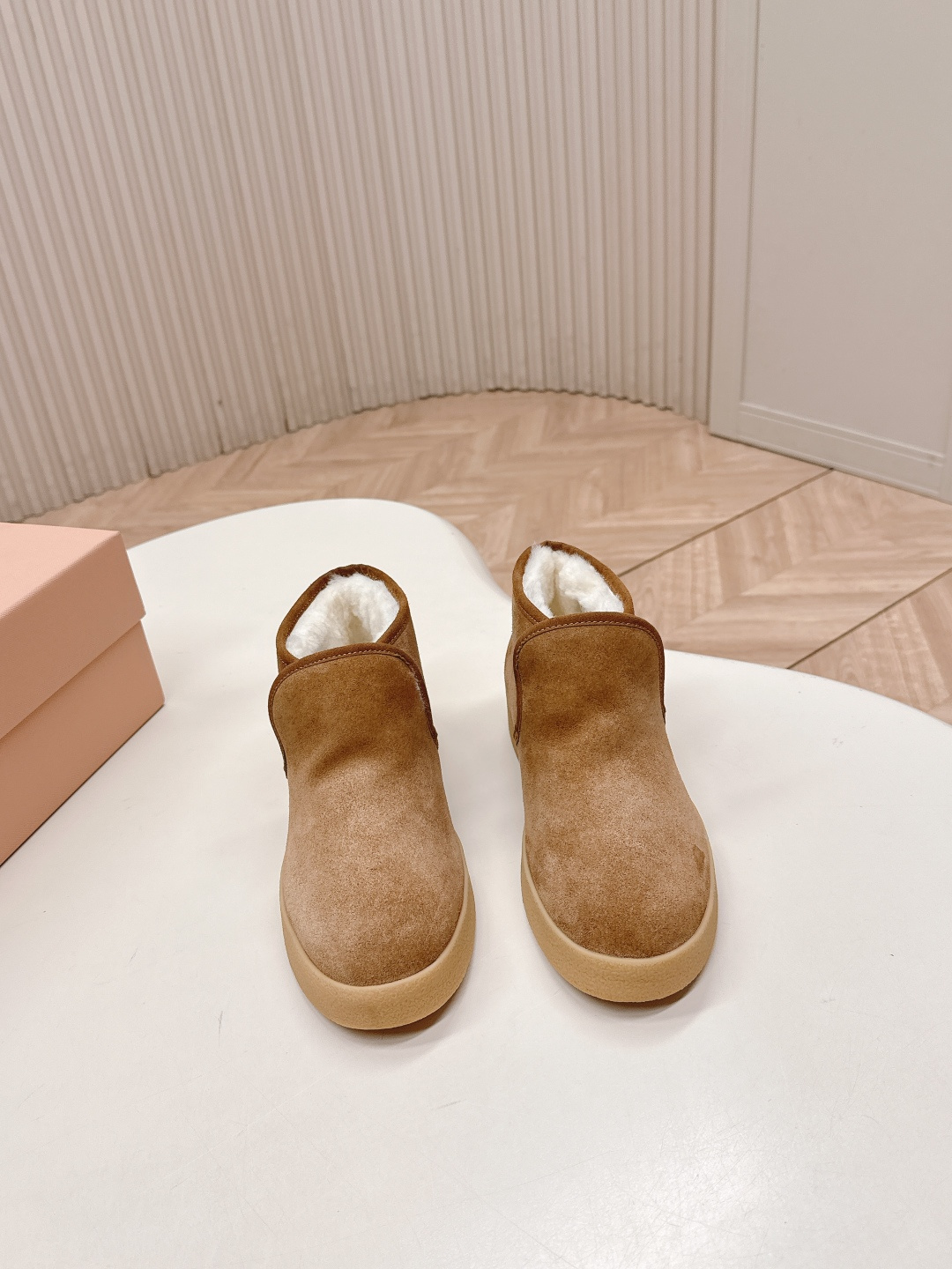 NO:612143,Out of MiuMiu. Autumn and winter catwalk new pure wool snow boots. The warm choice for sweet and cool girls in winter. Snow boots are a new level of sweet and cool. From the shape to the details, they have the right combination of girliness and warmth. The mercerized cow suede fabric has a delicate and high-end feel. The wool edge of the shoe mouth is fluffy and soft, which is visually very 'warm'. It can also modify the ankle line and make the calf look slimmer. It is very suitable for daily outings and winter commuting.  Size 35-40 (40 customized), snow boots, miumiu, boots19860909出 MiuMiu.秋冬走秀新款纯羊毛雪地靴 冬日甜酷少女的温暖选择雪地靴甜酷新高度,从造型到细节,把少女感与保暖性拿捏刚好,丝光牛反绒面料自带细腻高级感,鞋口羊毛绒边蓬松柔软,视觉上就很“暖”,还能修饰脚踝线条,让小腿看起来更纤细.无论是日常出街还是冬日通勤,都很合适 码数35-40（40订做）,雪地靴,miumiu,boots,Women's Shoes