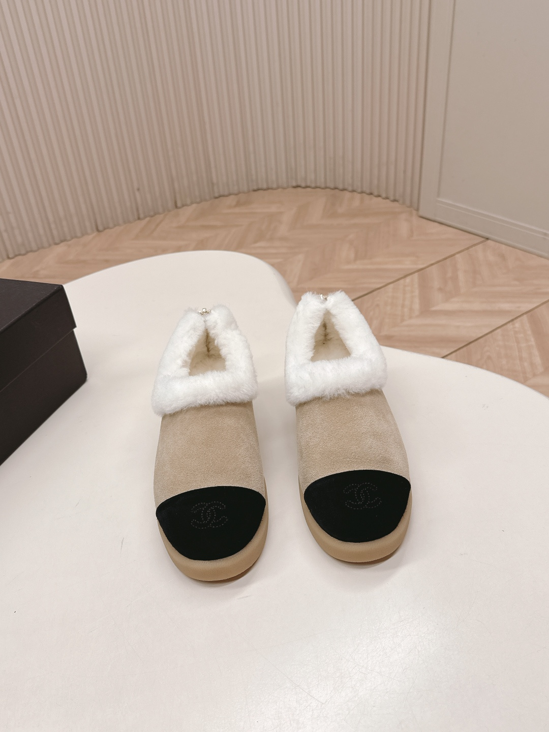 NO:593371,From Chanel Chanel's autumn and winter catwalk new pure wool snow boots. The warmth of sweet and cool girls in winter. Snow boots are a new level of sweetness and coolness. From the shape to the details, they have the right combination of girliness and warmth. The mercerized cow suede fabric has a delicate and high-end feel. The wool edge of the shoe mouth is fluffy and soft, which is visually very 'warm'. It can also modify the ankle line and make the calf look slimmer. It is very suitable for daily outings and winter commuting.  Size 35-41 (40 customized), furry shoes, chanel, chanel, boots19860909出 Chanel 香奈儿 秋冬走秀新款纯羊毛雪地靴 冬日甜酷少女的温暖选择雪地靴甜酷新高度,从造型到细节,把少女感与保暖性拿捏刚好,丝光牛反绒面料自带细腻高级感,鞋口羊毛绒边蓬松柔软,视觉上就很“暖”,还能修饰脚踝线条,让小腿看起来更纤细.无论是日常出街还是冬日通勤,都很合适 码数35-41（40订做）,毛毛鞋,chanel,chanel,boots,Women's Shoes