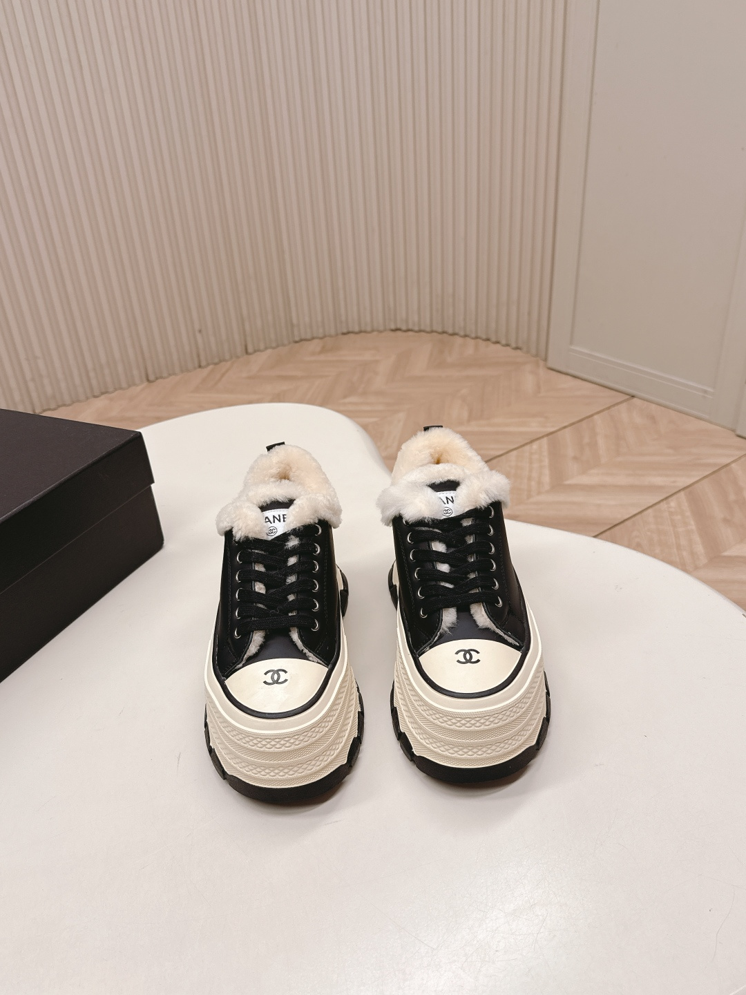 NO:593368,Chanel 2025 autumn and winter new thick-soled wool big-toe biscuit shoes are released. Adhering to the temperament of big-toe shoes, they are lazy, playful and cute. These thick-soled shoes have a very good effect. They are good news for small people. They can easily lengthen the leg lines. They are incomparably beautiful, comfortable and versatile!  Upper cowhide material + wool lining Exclusive molded rubber combination outsole The sole thickness is about 5cm Size: 35-39 (40 41 customization is not returnable), casual shoes/sports shoes, chanel, chanel, sneakers, cowhide19860909出 Chanel 2025秋冬香奈儿新款厚底羊毛大头饼干鞋 秉承大头鞋的气质,慵懒俏皮又可爱 这款厚底鞋,效果很不错,小个子的福音, 轻松拉长腿部线条～上脚无敌好看舒适又百搭！ 鞋面牛皮材质+羊毛内里 独家开模橡胶组合大底 底厚约5cm Size: 35-39（40 41定制不退换）,休闲鞋/运动鞋,chanel,chanel,sneakers,cowhide,Women's Shoes