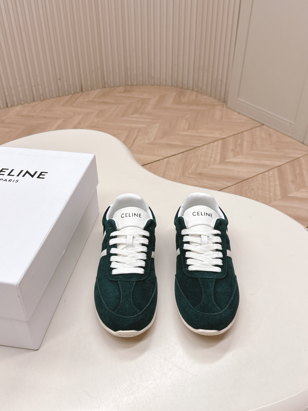 NO:612186,Celine's 2025 new casual shoes and sports shoes, white shoes, a pair of shoes full of street feel, continuing the classic design, very good. This shoe has its own unique design, the leather upper is very easy to take care of, unique, the LOGO on the side and heel makes it simple and not out of place, a perfect pair of white shoes~~ The upper is cowhide stitching, the lining is breathable sheepskin, the lining is original TPU outsole  size35-40,casual shoes/sports shoes,celine,sneakers,cowhide,sheepskin19860909出 Celine思琳2025新款休闲鞋运动鞋 小白鞋,充满街头感的一双鞋子,延续经典设计非常赞 这款鞋有它自己独特的设计,皮革鞋面非常好打理,别具一格,侧面与后跟的LOGO让他简单又不失调性,完美的一双小白鞋~~ 鞋面牛皮 拼接 内里透气羊皮内里 原版TPU大底 size35-40,休闲鞋/运动鞋,celine,sneakers,cowhide,sheepskin,Women's Shoes