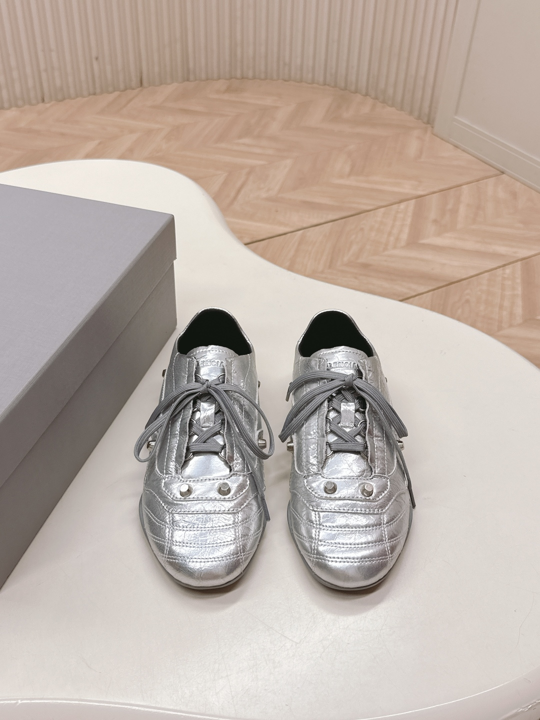 NO:612191,Balenciaga City Sneaker sneakers are released. The soft and fit silhouette of the shoe body is paired with an ultra-thin sole of the same color, showing a light posture that is both sporty and avant-garde. The upper is made of wrinkled patent leather, with unique wrinkles and wax luster on the surface. The shoe body is covered with flat-top conical rivets - two on both sides of the shoe body and two on the toe, echoing the classic double-row rivet structure on the handbag. Packaging: packed in a reinforced airplane box with a full set of accessories!  Size: women's size 35-40, casual shoes/sports shoes, balenciaga, balenciaga, sneakers19860909出 Balenciaga巴黎世家 City Sneaker运动鞋. 以柔软贴合的鞋身轮廓搭配超薄同色系鞋底,呈现出兼具运动感与先锋的轻盈姿态.鞋面采用皱漆皮打造,表面带有独特的褶皱与油蜡光泽,鞋身上布满平顶圆锥形铆钉——两枚位于鞋身两侧,两枚置于鞋头,呼应手袋上经典的双排铆钉结构. 包装:全套配件加固飞机盒包装！ 码数:女35-40码,休闲鞋/运动鞋,balenciaga,balenciaga,sneakers,Women's Shoes