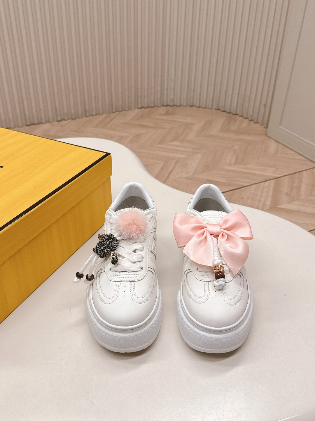 NO:612166,Out of all white leather Fendi FENDI|The latest Match’s asymmetrical magic thick sole Charm  Match lace-up sneakers are made of leather. They are made of denim-effect printed suede material. The right shoe is decorated with a small braided doll with colorful and colorful mink fur details and a gold metal FF pattern bracelet. The left shoe is decorated with a large brown taffeta bow. This 'half childish, half elegant' contrast design is both 'weird' (the left and right styles are fighting but super harmonious) and 'cute and cute' (the details are full of cuteness and sophistication), giving the platform shoes an artistic feel. Original denim surface  Full cowhide surface, sheepskin lining, IP outsole 5cm 35-40, fur shoes, fendi, fendi, sneakers, bracelet, cowhide, sheepskin19860909出 全白皮面 芬迪 FENDI|最新款Match的不对称魔法厚底Charm Match系带运动鞋皮面.牛仔面料效果印花绒面材质.右鞋上饰有带彩色和彩色貂毛细节和金色金属FF图案手链的编绳小玩偶.左鞋上饰有棕色塔夫绸大蝴蝶结.这种“一半童趣、一半优雅”的反差设计,既「奇奇怪怪」(左右风格打架却超和谐),又「可可爱爱」(细节里的萌点和精致感拉满),妥妥把厚底鞋玩出艺术感 原版牛仔面 全牛皮面 羊皮内里 ip大底5cm 35-40,毛毛鞋,fendi,fendi,sneakers,bracelet,cowhide,sheepskin,Women's Shoes