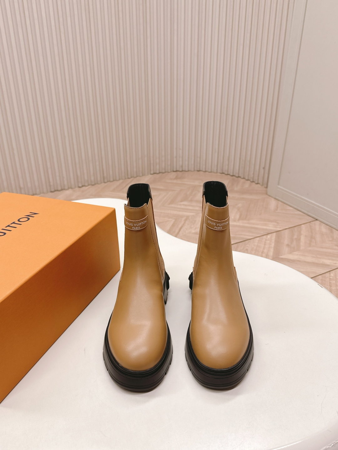 NO:627106,, LV donkey brand 25ss new autumn and winter Martin boots short boots, last type, versatile and slim feet yyds. The shape is three-dimensional and full, full of handsomeness, comfortable on the feet, very retro style, full of aura, the original presbyopic design style is very classic, the details are perfect, cool and trendy. Imported calfskin upper, cow lining feet, Size 35-39 (40 customized, non-refundable), boots, louis vuitton, louis  vuitton,boots,cowhide19860909,LV驴牌 25ss 新款秋冬马丁靴短靴 楦型百搭瘦脚yyds.造型立体饱满,帅气十足 上脚舒适 非常复古风、气场十足,原版老花设计风格非常经典 细节完美 酷炫 潮派. 鞋面进口小牛皮 内里牛里垫脚 Size 35-39（40定制不退换）,靴子,louis vuitton,louis vuitton,boots,cowhide,Women's Shoes